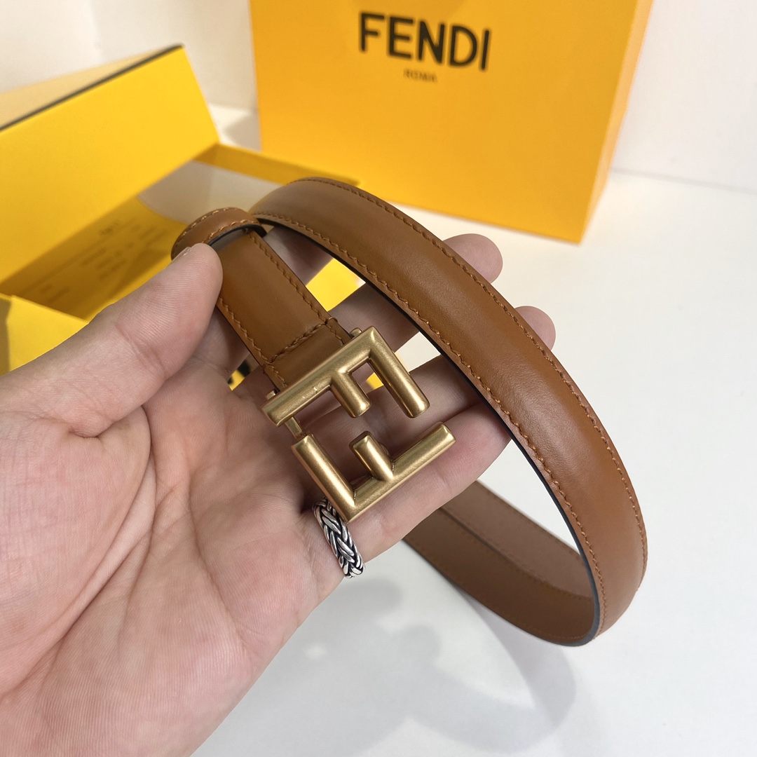 Fendi FENDI （芬迪） 女士腰带 进口小牛皮。 五金双F标志搭扣采用四方形设计，休闲，宽度2.0 CM