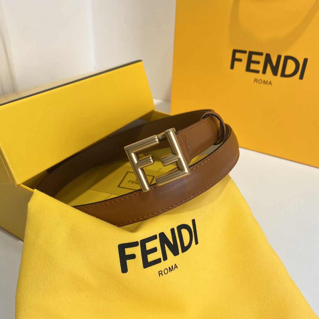 Fendi FENDI （芬迪） 女士腰带 进口小牛皮。 五金双F标志搭扣采用四方形设计，休闲，宽度2.0 CM