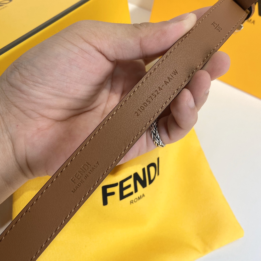 Fendi FENDI （芬迪） 女士腰带 进口小牛皮。 五金双F标志搭扣采用四方形设计，休闲，宽度2.0 CM