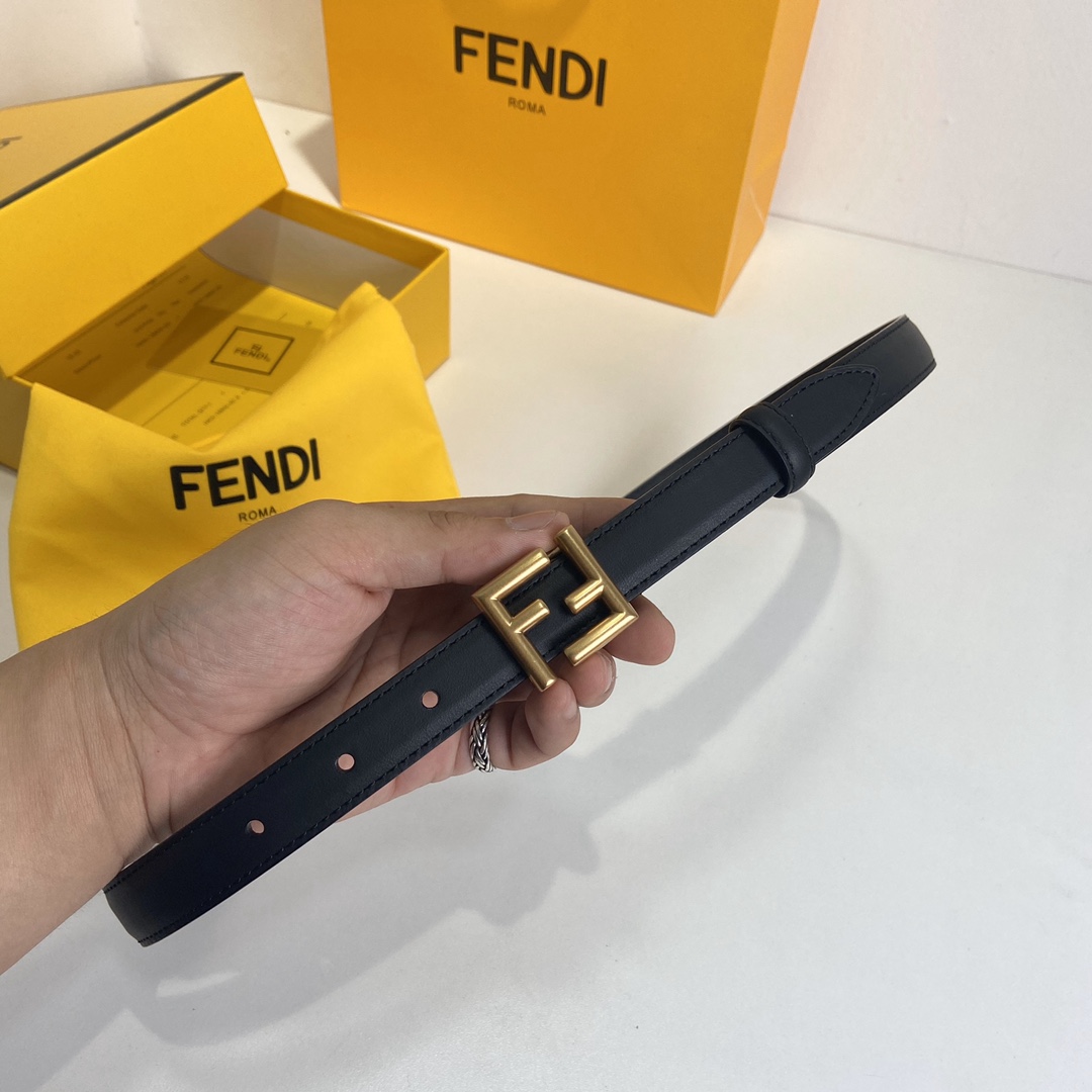 Fendi FENDI （芬迪） 女士腰带 进口小牛皮。 五金双F标志搭扣采用四方形设计，休闲，宽度2.0 CM