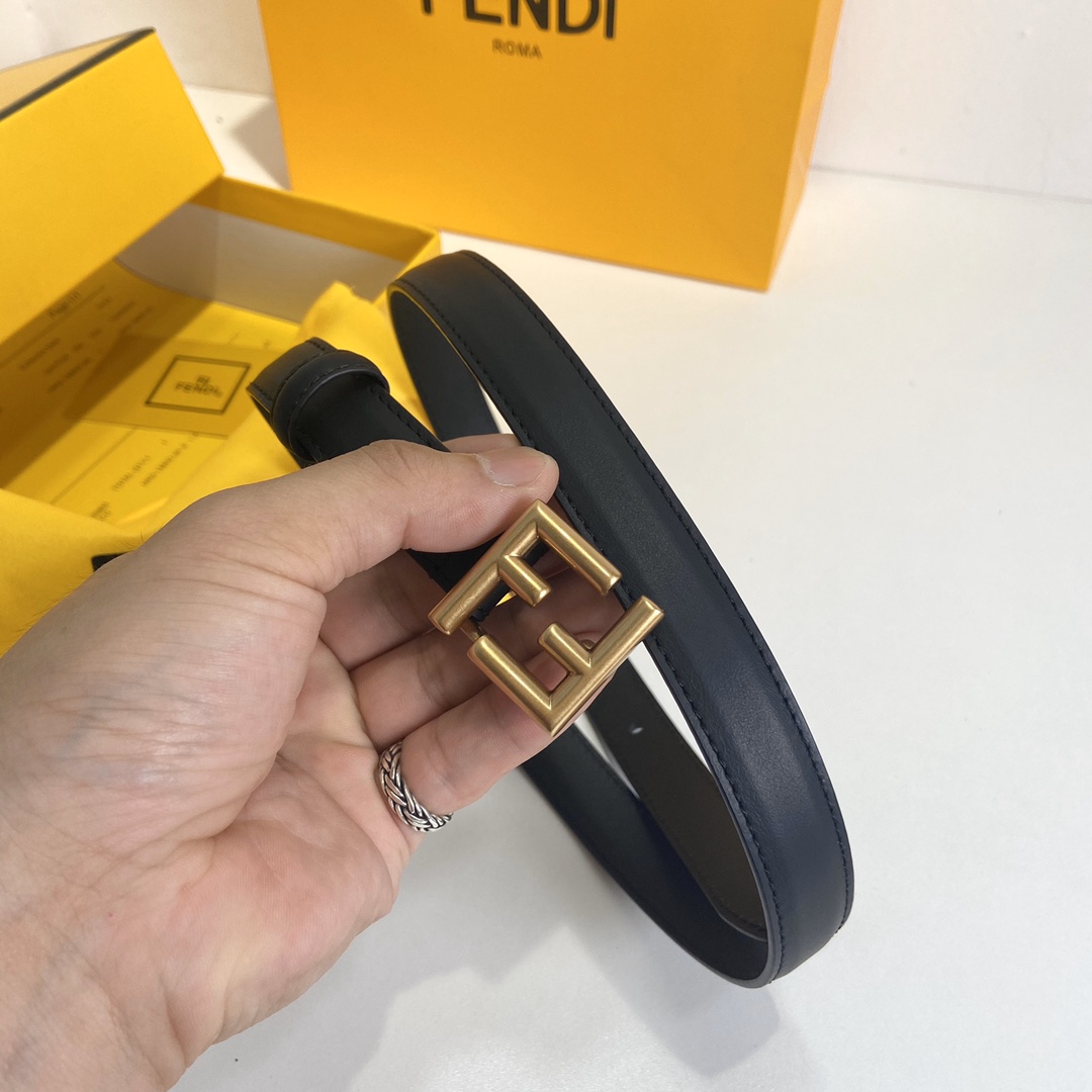 Fendi FENDI （芬迪） 女士腰带 进口小牛皮。 五金双F标志搭扣采用四方形设计，休闲，宽度2.0 CM