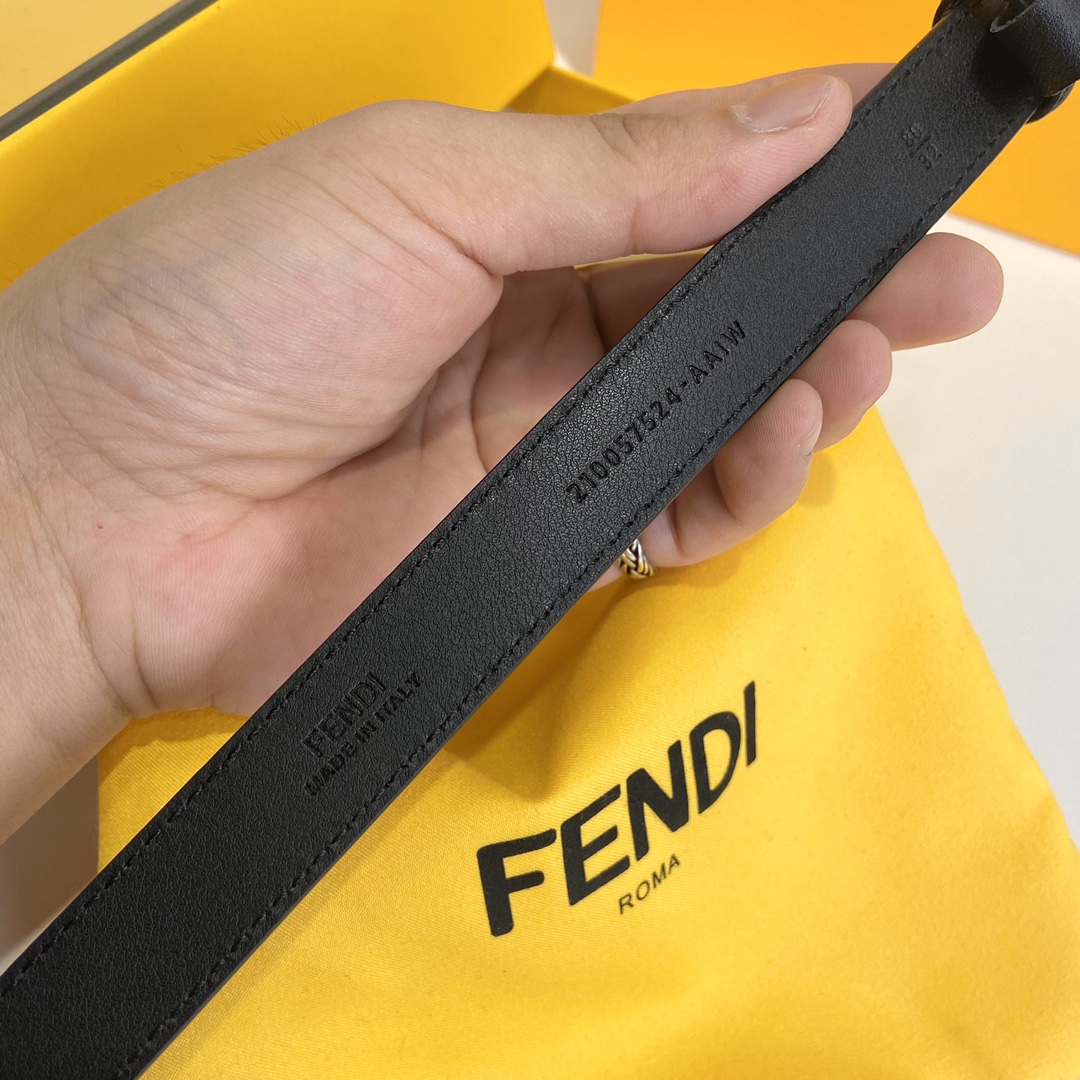 Fendi FENDI （芬迪） 女士腰带 进口小牛皮。 五金双F标志搭扣采用四方形设计，休闲，宽度2.0 CM