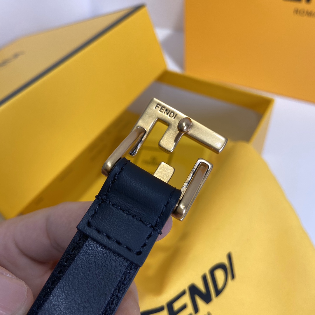 Fendi FENDI （芬迪） 女士腰带 进口小牛皮。 五金双F标志搭扣采用四方形设计，休闲，宽度2.0 CM