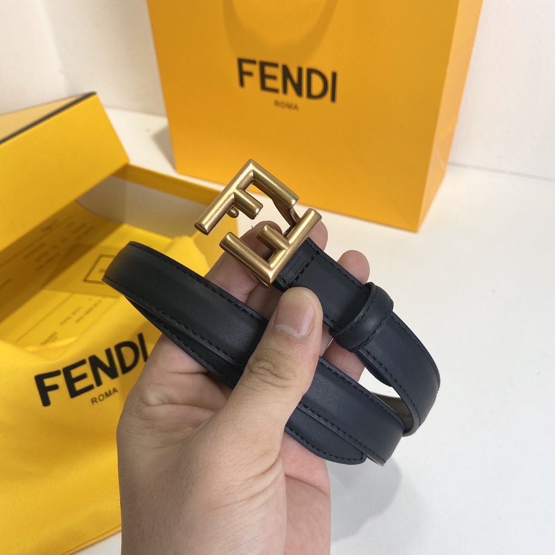 Fendi FENDI （芬迪） 女士腰带 进口小牛皮。 五金双F标志搭扣采用四方形设计，休闲，宽度2.0 CM