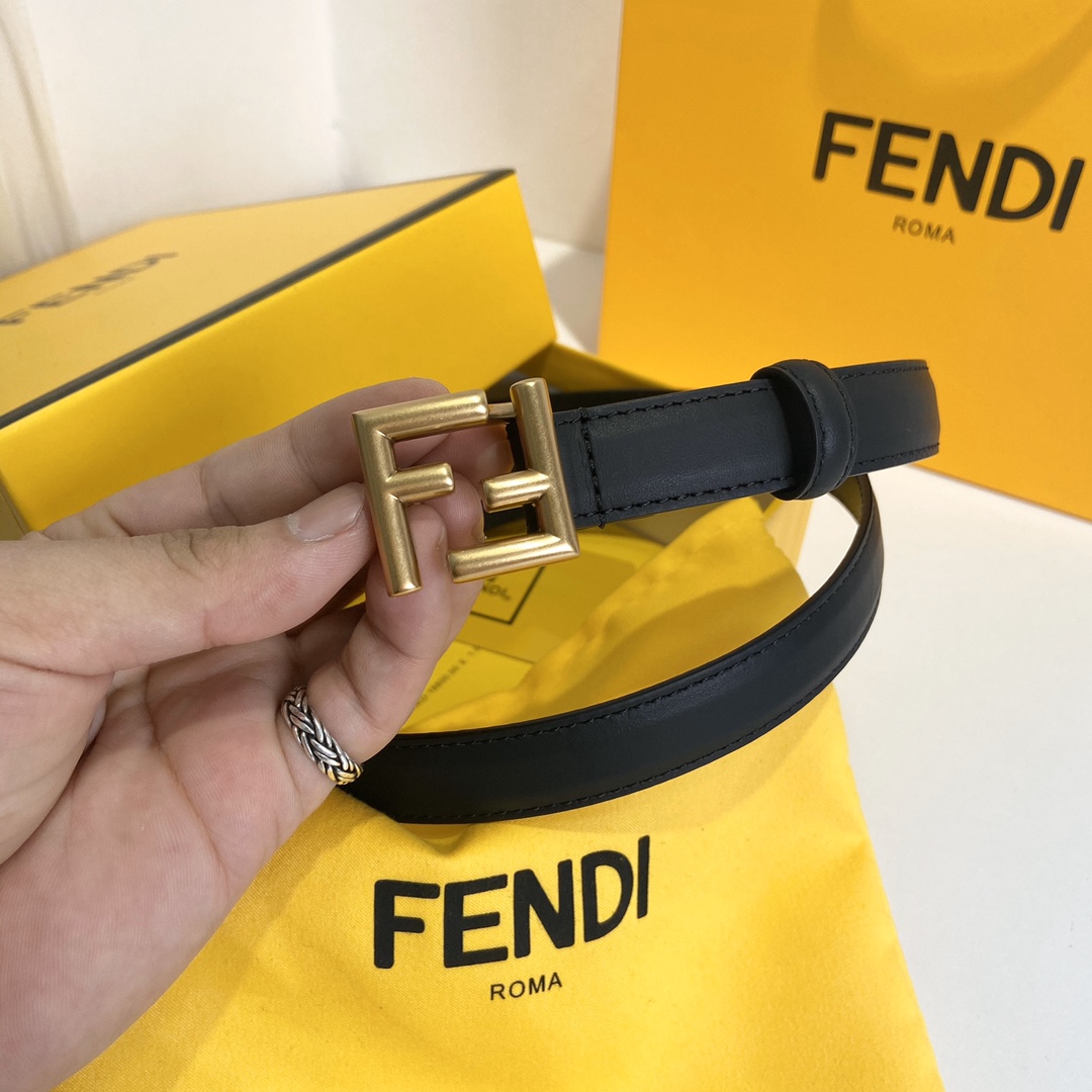 Fendi FENDI （芬迪） 女士腰带 进口小牛皮。 五金双F标志搭扣采用四方形设计，休闲，宽度2.0 CM