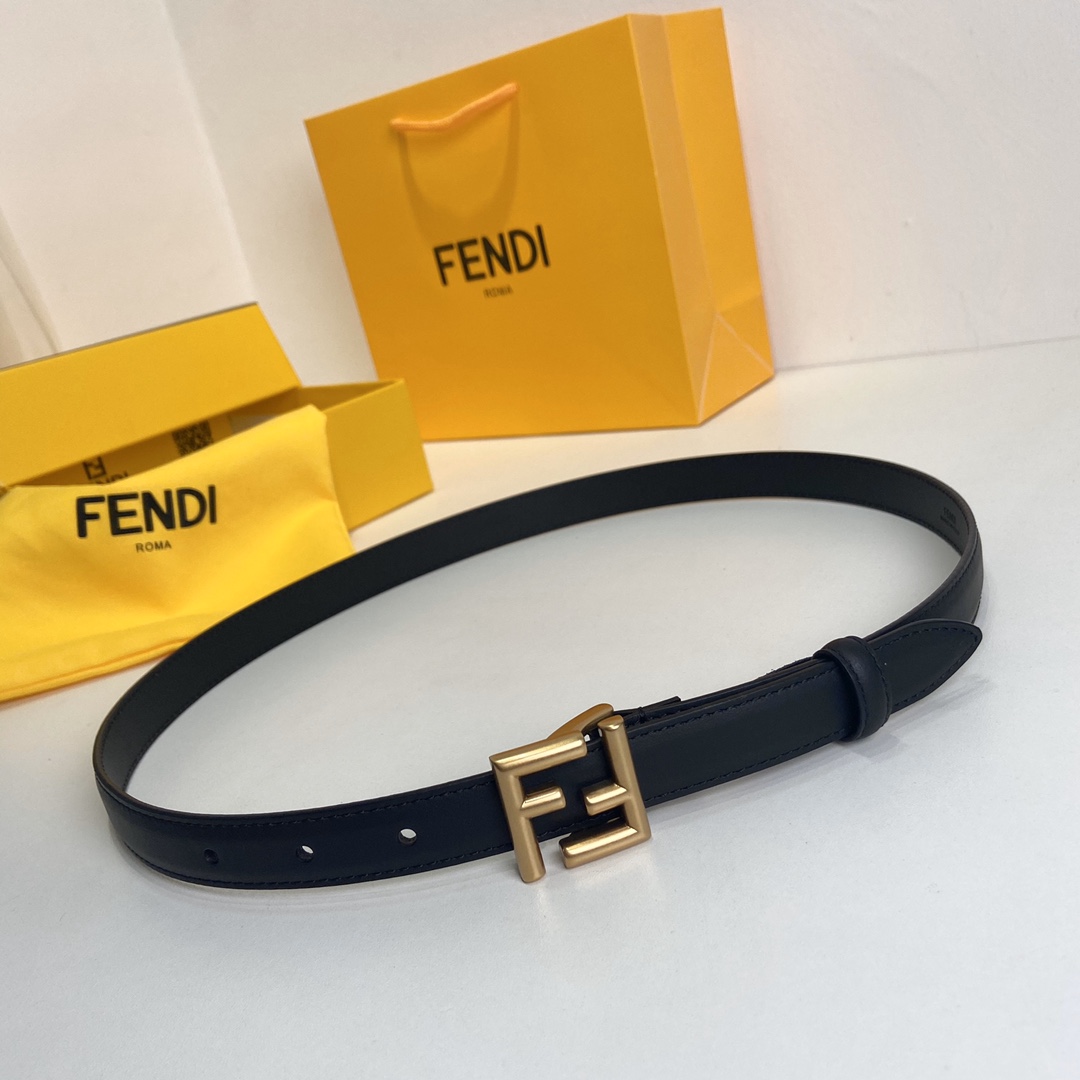 Fendi FENDI （芬迪） 女士腰带 进口小牛皮。 五金双F标志搭扣采用四方形设计，休闲，宽度2.0 CM