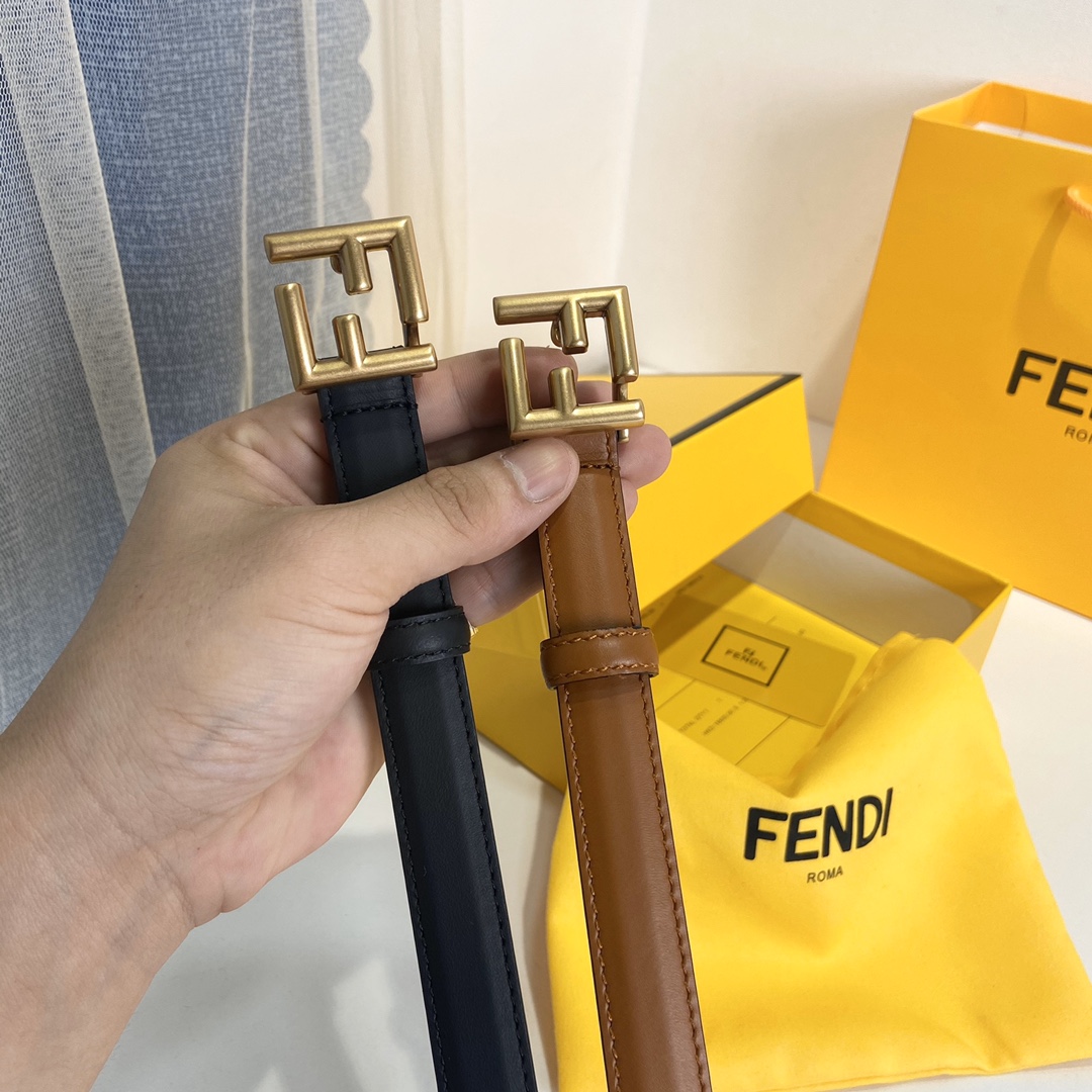 Fendi FENDI （芬迪） 女士腰带 进口小牛皮。 五金双F标志搭扣采用四方形设计，休闲，宽度2.0 CM