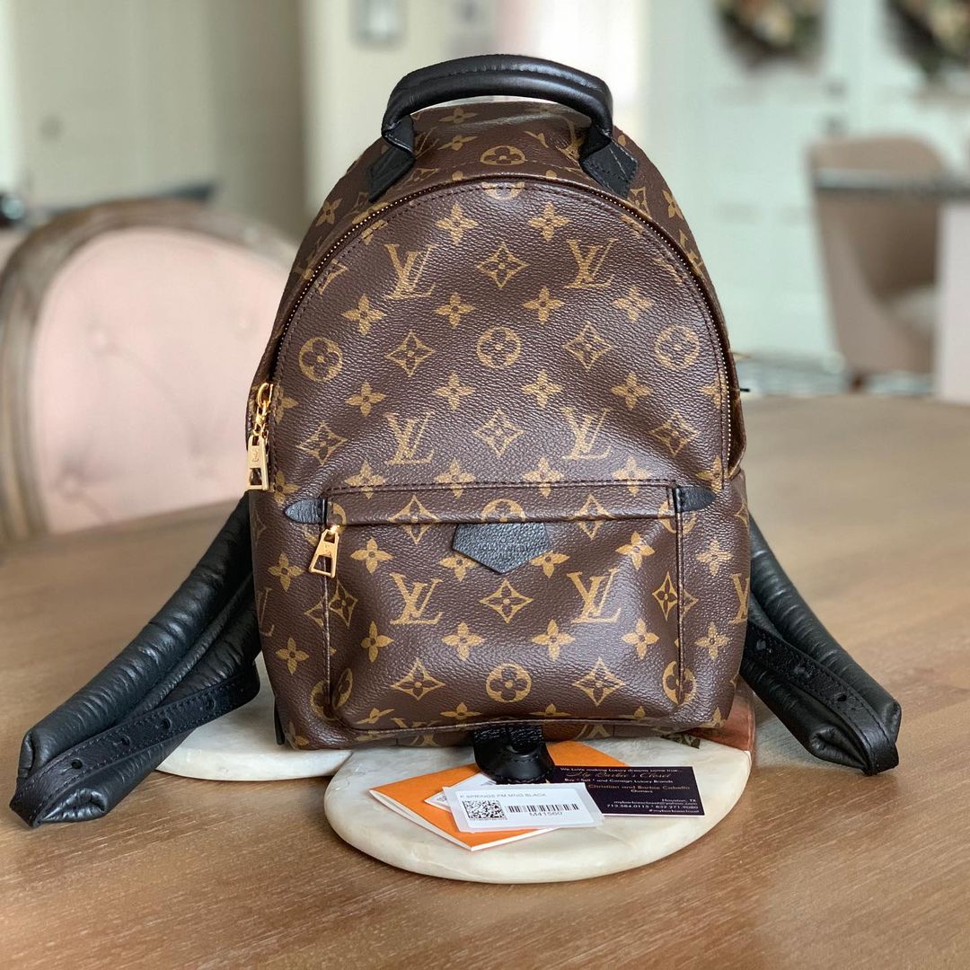 NO:197330,The new version development details are perfect for the original single hardware version M44871 presbyopia, 41560 presbyopia, 41561 presbyopia MONOGRAM BACKACK Medium double backpack, this backpack shines in the early spring series fashion show in 2017, which is unique and fashionable, and has strong functionality. It is the perfect choice for urban ronin. It continues its extremely gorgeous appearance and reflects the unique LV characteristics in countless details. Fine decorations such as calfskin edges and carved zipper heads complement each other with loose and soft Monogram canvas. Size 20×31×10cm, LV [top original single], louis vuitton, backpacks, cowhide19860909对版开发细节完美原单五金新版M44871老花,41560老花,41561老花MONOGRAM BACKACK 中号双背包,在2017年早春系列时装展大放异彩的此款背包风格个性时尚,功能性极强,是都市浪人的完美之选.它延续了极为华丽的外形,于饰无数细节处体现出独特的LV特质.小牛皮边与雕花拉链头等精细的装饰与宽松柔软的Monogram帆布相得益彰.尺寸20×31×10cm,LV【顶级原单】,louis vuitton,backpacks,cowhide,Bag