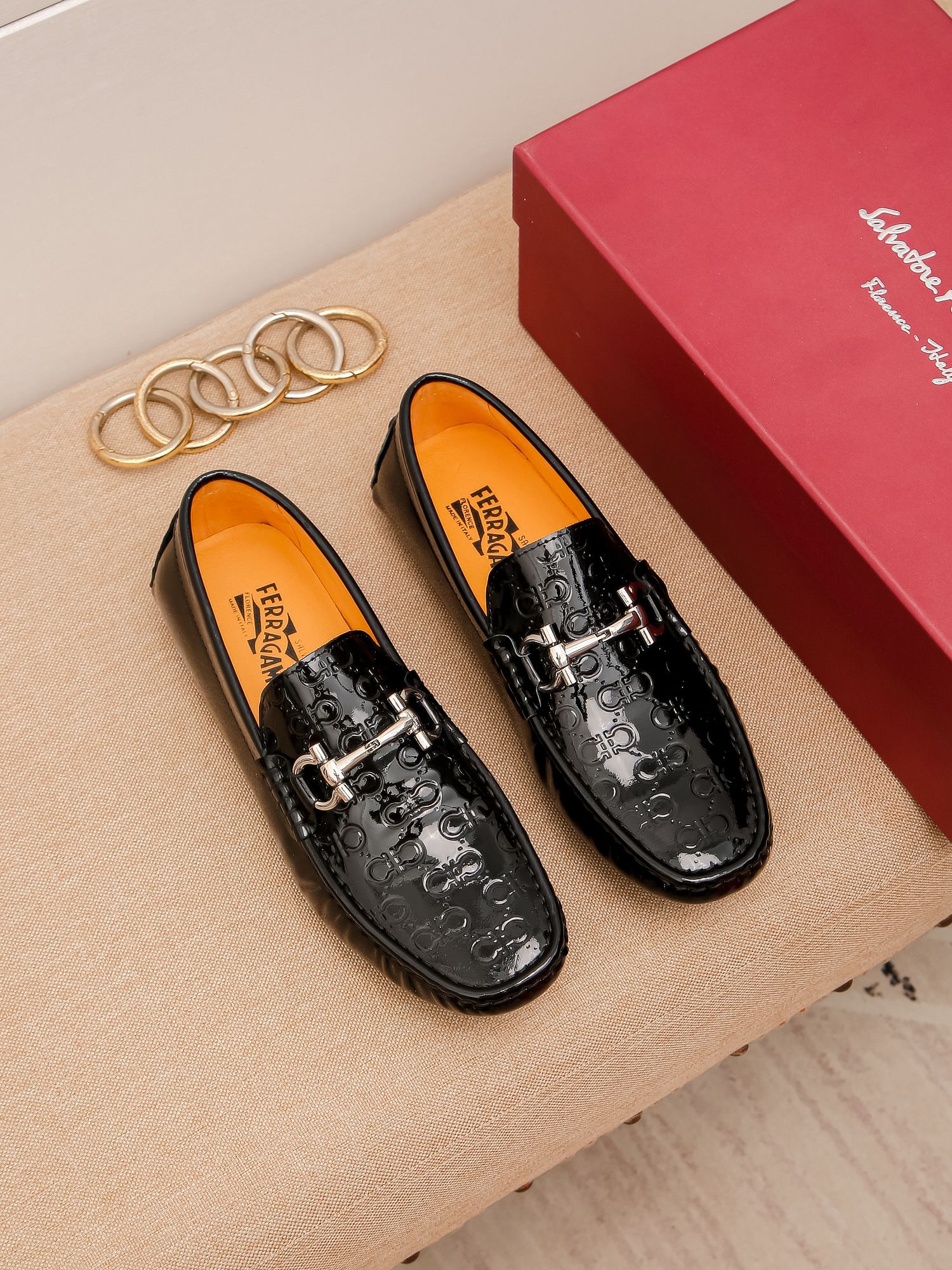 I0 菲拉格慕 香港原单品质豆豆鞋。精湛工艺 💪🏼高端精品男士休闲款 🎈懒人套脚乐福款 此款面料采用🇮🇹进口顶级意大利头层牛皮👍内牛里 里更为高档 原版防滑耐磨橡胶大底驾车唯一选择🎈