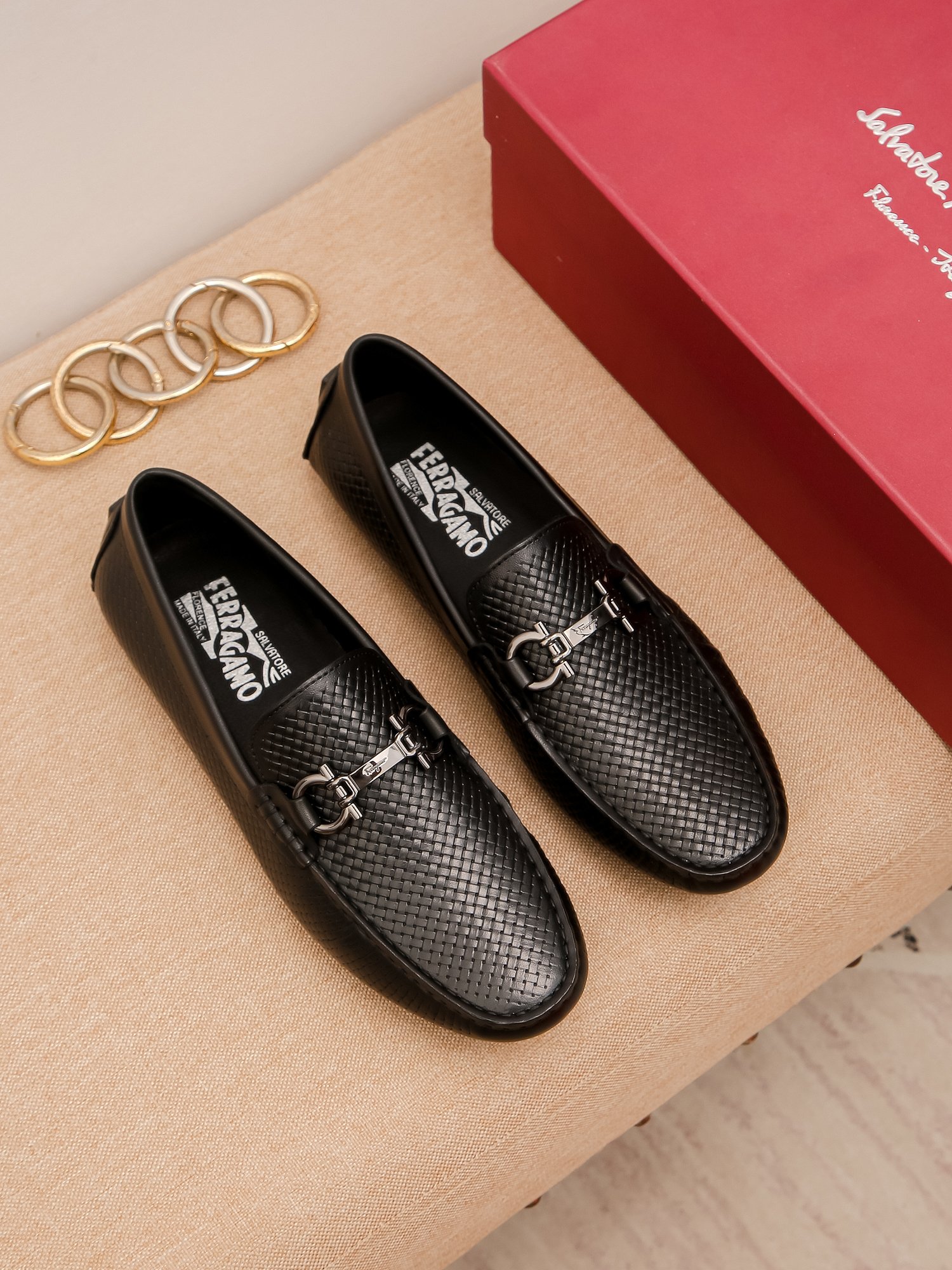 I0 菲拉格慕 香港原单品质豆豆鞋。精湛工艺 💪🏼高端精品男士休闲款 🎈懒人套脚乐福款 此款面料采用🇮🇹进口顶级意大利头层牛皮👍内牛里 里更为高档 原版防滑耐磨橡胶大底驾车唯一选择🎈