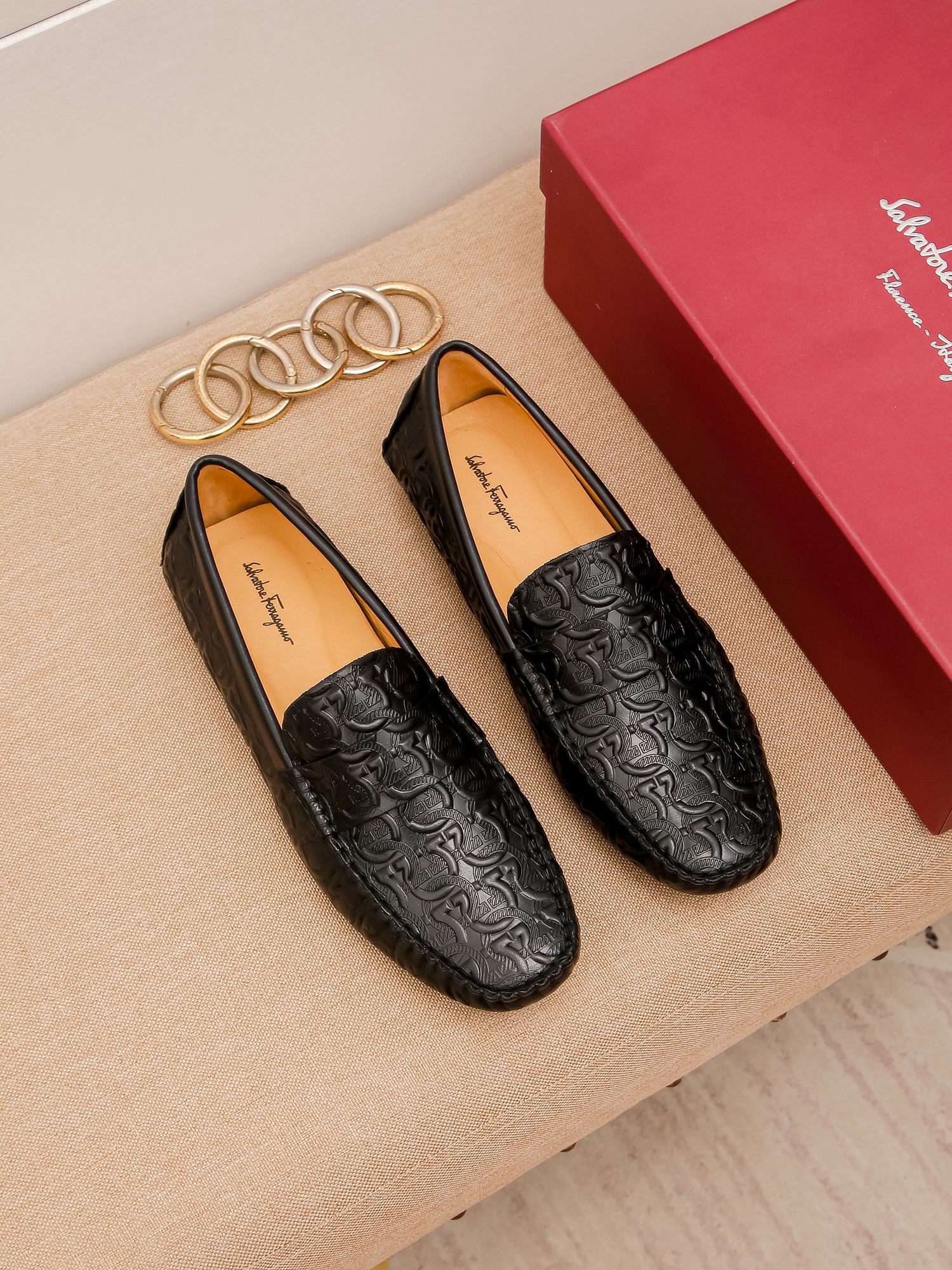 I0 菲拉格慕 香港原单品质豆豆鞋。精湛工艺 💪🏼高端精品男士休闲款 🎈懒人套脚乐福款 此款面料采用🇮🇹进口顶级意大利头层牛皮👍内牛里 里更为高档 原版防滑耐磨橡胶大底驾车唯一选择🎈