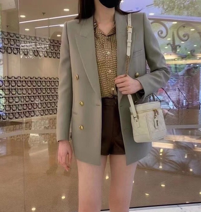280’s 𝙑𝙖𝙣𝙞𝙩𝙮新款80’s Vanity是Y家推出的特别款,可爱的方形水桶化妆包造型加上环绕式的拉链,别致又有趣;采用进口原厂经典荔枝纹小牛皮,皮质非常好打理;简单的菱格纹路搭配精致的小logo,整体感觉是低调奢华又带有一点小复古的气息;包内有一卡袋,方便收纳卡片;可调节式肩带,适配不同小仙女的身高,相当值得入手的一款小可爱!型号s08002
尺寸:14.5x16.5x9cm