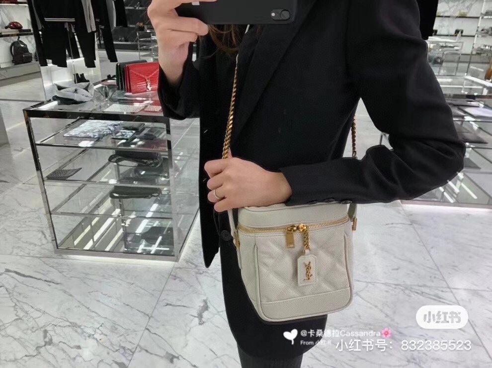 280’s 𝙑𝙖𝙣𝙞𝙩𝙮新款80’s Vanity是Y家推出的特别款,可爱的方形水桶化妆包造型加上环绕式的拉链,别致又有趣;采用进口原厂经典荔枝纹小牛皮,皮质非常好打理;简单的菱格纹路搭配精致的小logo,整体感觉是低调奢华又带有一点小复古的气息;包内有一卡袋,方便收纳卡片;可调节式肩带,适配不同小仙女的身高,相当值得入手的一款小可爱!型号s08002
尺寸:14.5x16.5x9cm