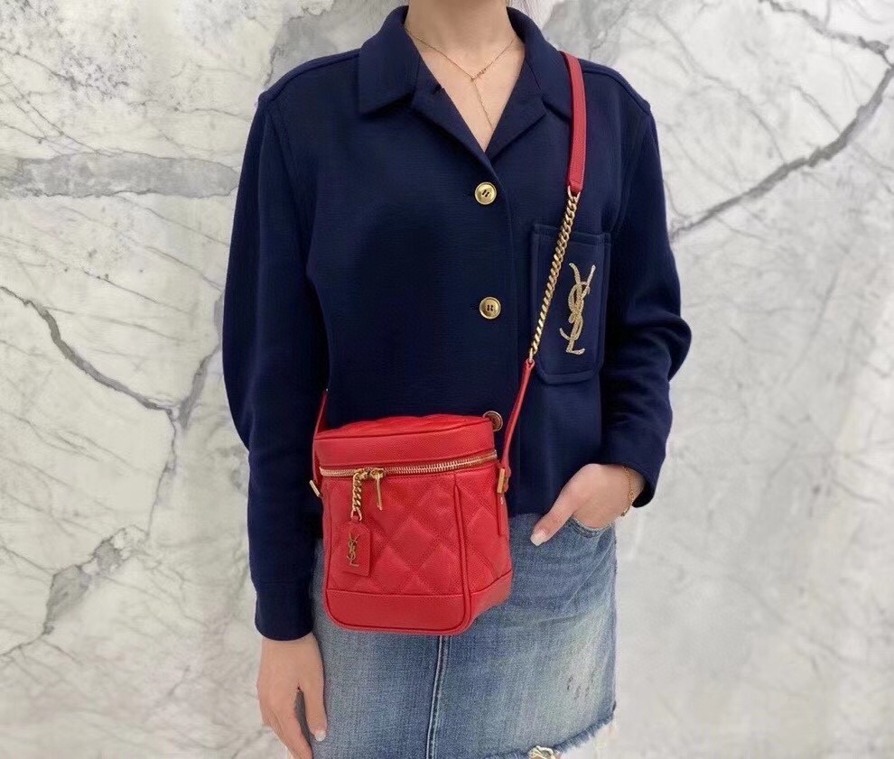 280’s 𝙑𝙖𝙣𝙞𝙩𝙮新款80’s Vanity是Y家推出的特别款,可爱的方形水桶化妆包造型加上环绕式的拉链,别致又有趣;采用进口原厂经典荔枝纹小牛皮,皮质非常好打理;简单的菱格纹路搭配精致的小logo,整体感觉是低调奢华又带有一点小复古的气息;包内有一卡袋,方便收纳卡片;可调节式肩带,适配不同小仙女的身高,相当值得入手的一款小可爱!型号s08002
尺寸:14.5x16.5x9cm