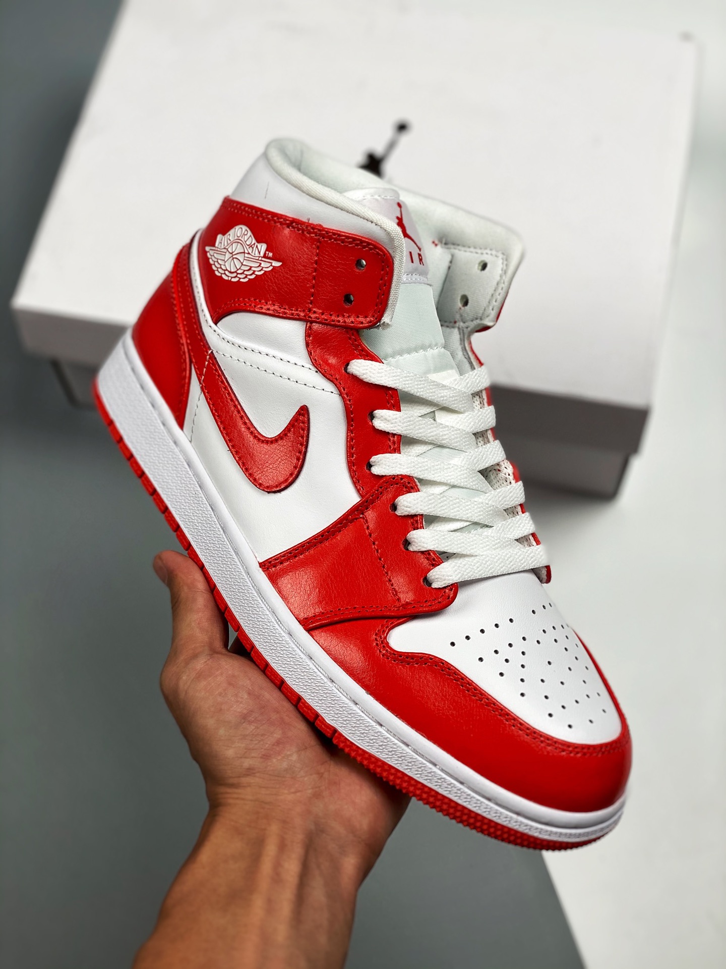 Air Jordan 1 Mid 橘白 中帮系列 全新批次 原装原模大底 全鞋原厂定制皮料 手感细腻正确折边工艺 完美细节诠释 Size：36 36.5 37.5 38 38.5 39 40 40.5 41 42 42.5 43 44 4…
