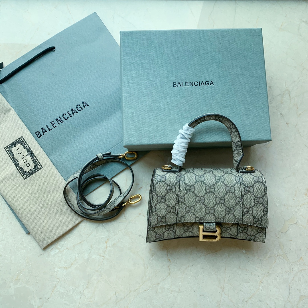 巴黎世家 Gucci联名力作balenciaga Gucci 实力创作在gucci 诞辰百年之际发布了全新 Aria 时尚咏叹调 系列两大品牌的爆款和老花图案的结合 非常惊艳顶级品质 配套2个品牌的包装盒都是的小号xs 19cm 手提斜挎都很精致细节搜索1690联名版 包哥哥