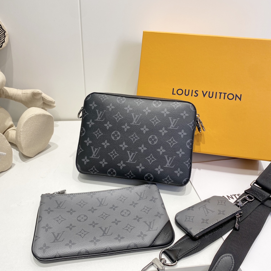 NO:178349,M69443 TRIO Message Bag Trio Message Bag is made of Monogram Eclise and Monogram Eclise Reverse canvas. The iconic tone-toned grey pattern highlights the lines of this multi-purpose building design. In addition to the traditional tilted handbag, it also comes with a detachable zipper bag and a coin purse attached to the strap. Detailed features 25 x 18.5 x 7 cm (length x height x width) Monogram Eclise coated canvas and Monogram Eclise Reverse coated canvas Fabric lining Cowhide trim Silver metal trim Small coin purse Removable zippered front pocket Built-in patch pocket Strap removable, adjustable strap half length 40.0 cm  The half length of the strap can be adjusted to 64.0 cm, christian louboutin, versace, wallets, cowhide19860909M69443 TRIO 邮差包 Trio 邮差包由 Monogram Eclise 帆布与 Monogram Eclise Reverse 帆布制成.标志性的同色调灰色图案凸显此多功能拼搭设计品的线条.除具备传统斜跨手袋的功能外,另配可脱卸拉链袋和附于包带上的零钱包. 详细特征 25 x 18.5 x 7 厘米 (长度 x 高 x 宽) Monogram Eclise 涂层帆布和 Monogram Eclise Reverse 涂层帆布 织物内衬 牛皮饰边 银色金属饰件 小号零钱包 可脱卸拉链前袋 内置贴袋 肩带可拆卸,可调节 包带半长40.0 厘米 包带半长可调至64.0 厘米,,christian louboutin,versace,wallets,cowhide,Bag