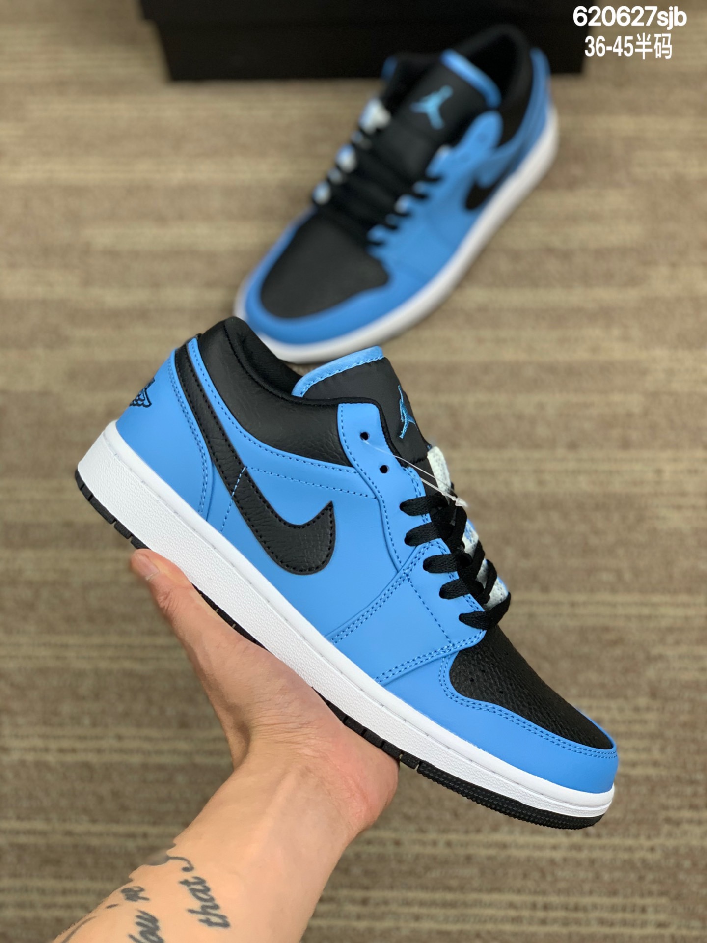 
Air Jordan 1 Low AJ1乔1低帮文化篮球鞋 553558-022 尺码：36 36.5 37.5 38 38.5 39 40 40.5 41 42 42.5 43 44 44.5 45   编码：620627sjb