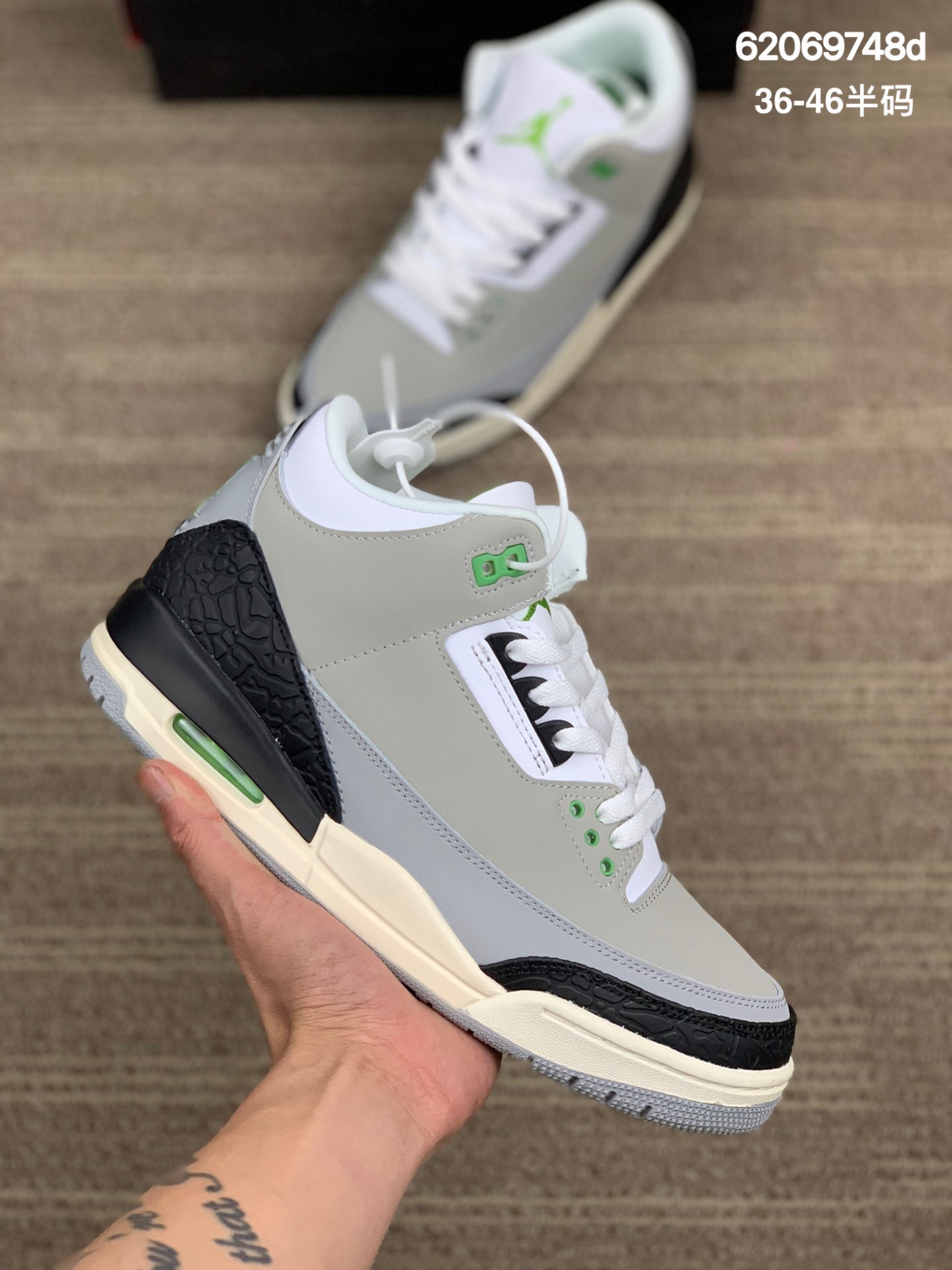 
乔3 Air Jordan 3 “Tinker” AJ3手稿配色 将 Tinker Hatfield 最初的设计手稿变成现实，眼前这个带有 Swoosh 和 NIKE 刺绣的版本，才是最初的 Air Jordan 3。配色方面则是 Fire Red 装扮，无论从哪个角度看，都有亮眼元素的呈现货号：AQ3835-160
尺码:36-46半码
编码:62069748d