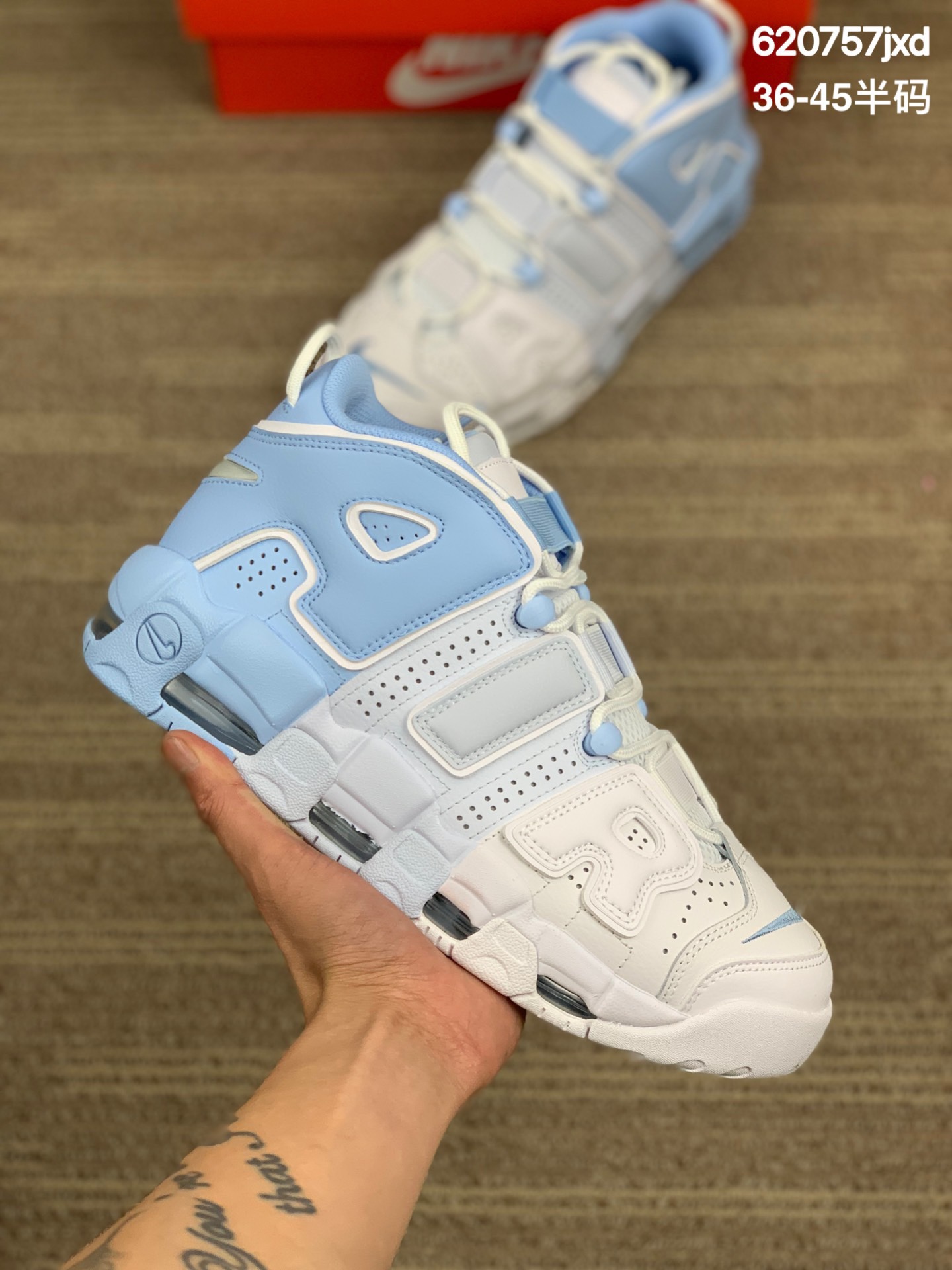 
Nike Air More Uptempo ’96 OG 皮蓬大AIR 黑蓝红配色 DJ4633-010 以流行于街头的涂鸦文化为设计灵感，整体的设计风格夸张而充满魅力，厚实而充满质感的皮质鞋面两侧印刻了一对巨大的字母“AIR”，独特炫酷的外观惊艳无比 SIZE：36 36.5 37.5 38 38.5 39 40 40.5 41 42 42.5 43 44 44.5 45 
编码:620757jxd