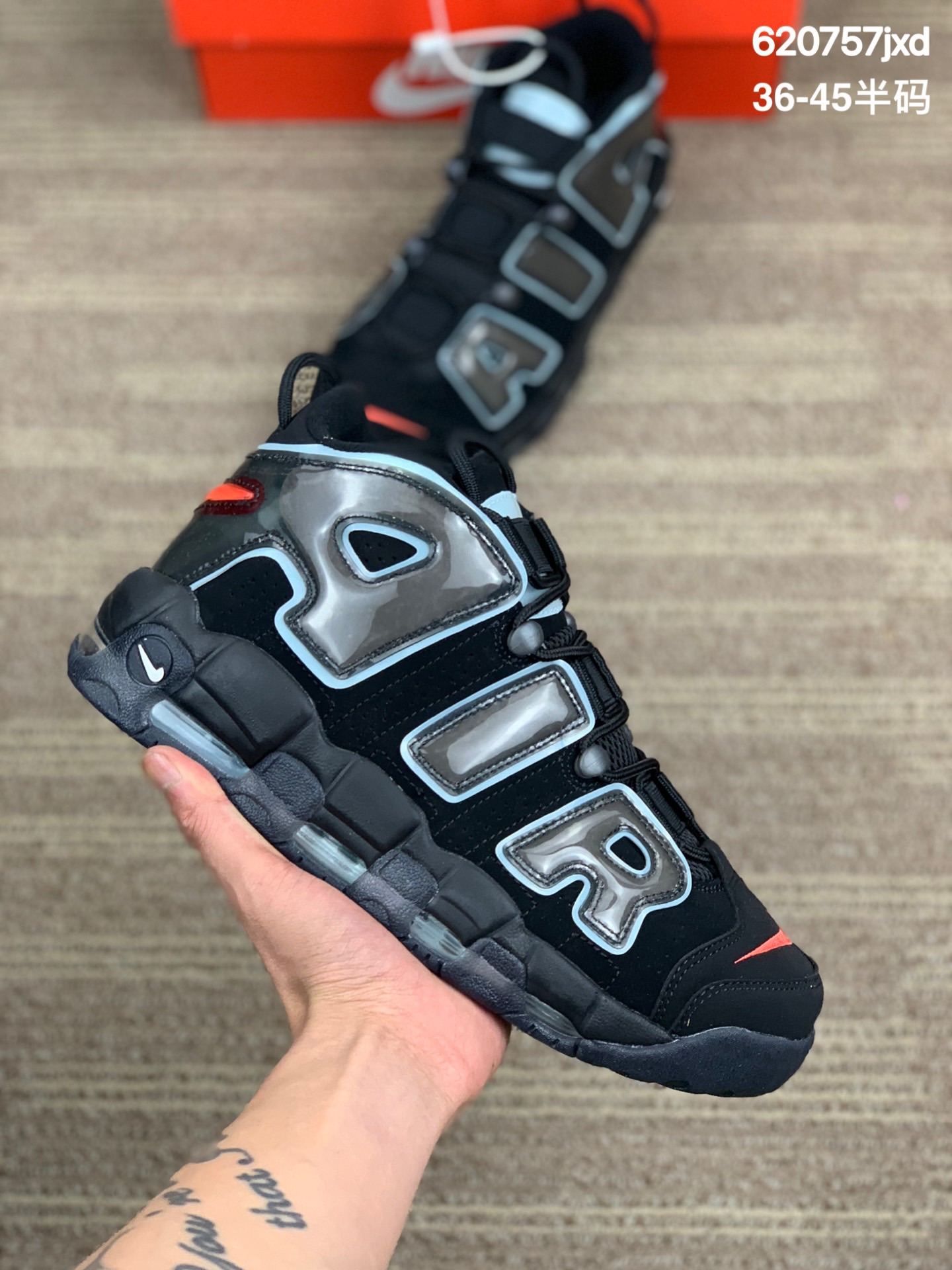 
Nike Air More Uptempo ’96 OG 皮蓬大AIR 黑蓝红配色 DJ4633-010 以流行于街头的涂鸦文化为设计灵感，整体的设计风格夸张而充满魅力，厚实而充满质感的皮质鞋面两侧印刻了一对巨大的字母“AIR”，独特炫酷的外观惊艳无比 SIZE：36 36.5 37.5 38 38.5 39 40 40.5 41 42 42.5 43 44 44.5 45 
编码:620757jxd