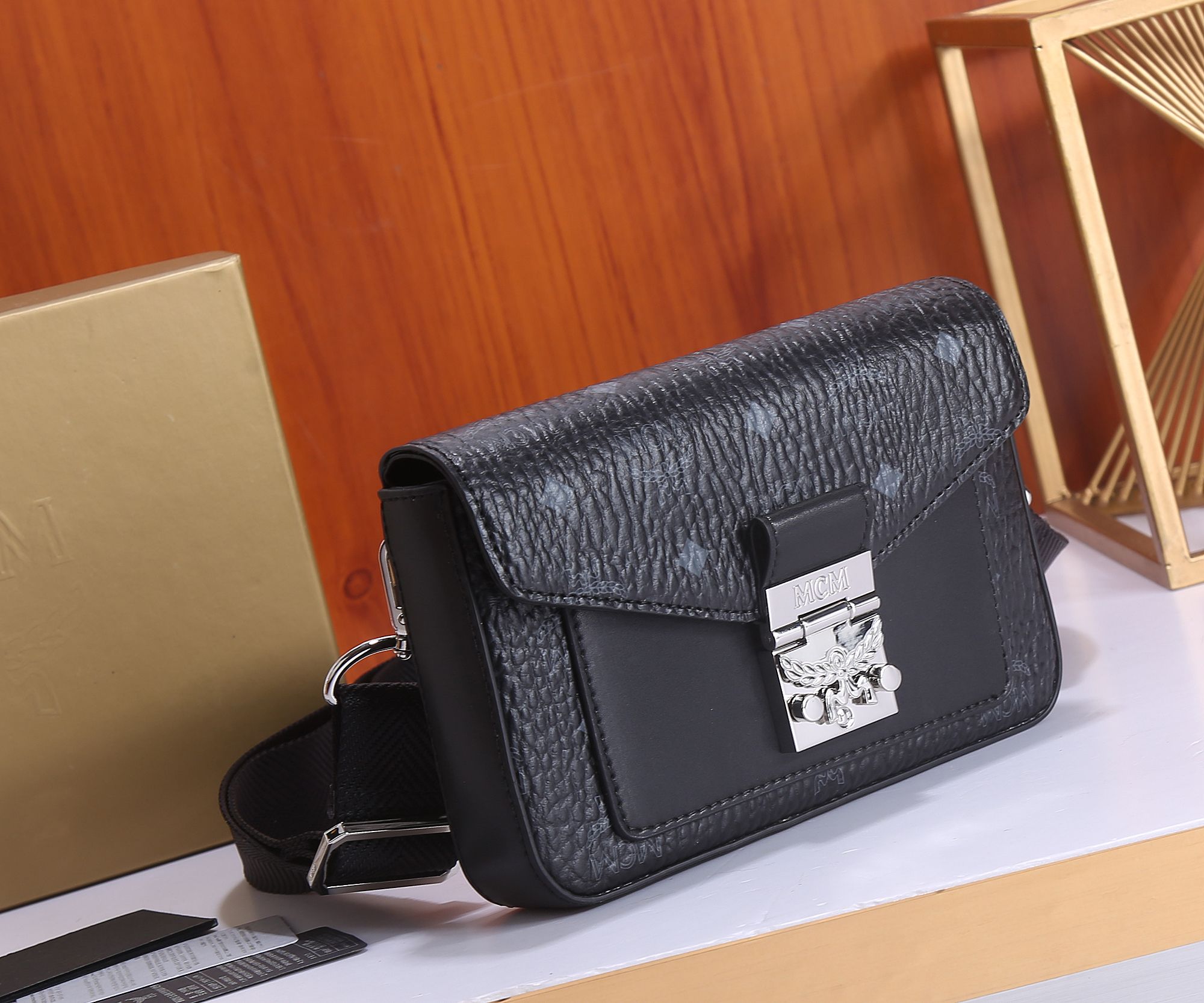 Model number:6723 Smooth Nappa leather pockets are placed on the front In the c