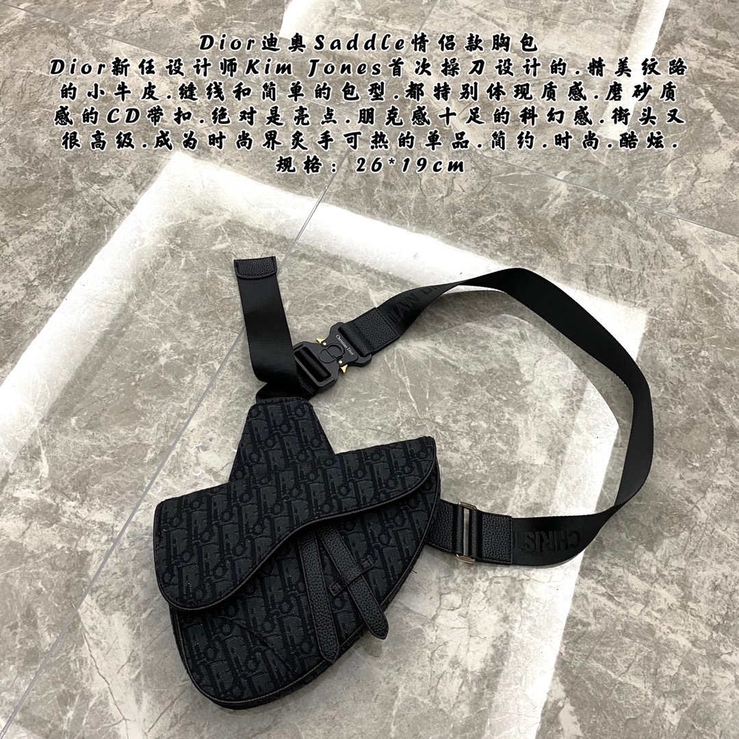 Dior迪奥Saddle情侣款胸包🅿️220 Dior新任设计师Kim Jones首次操刀设计的.精美纹路的小牛皮.缝线和简单的包型.都特别体现质感.磨砂质感的CD带扣.绝对是亮点.朋克感十足的科幻感.街头又很高级.成为时尚界炙手可热的单品.简约.时尚.酷炫. 规格:26*19cm