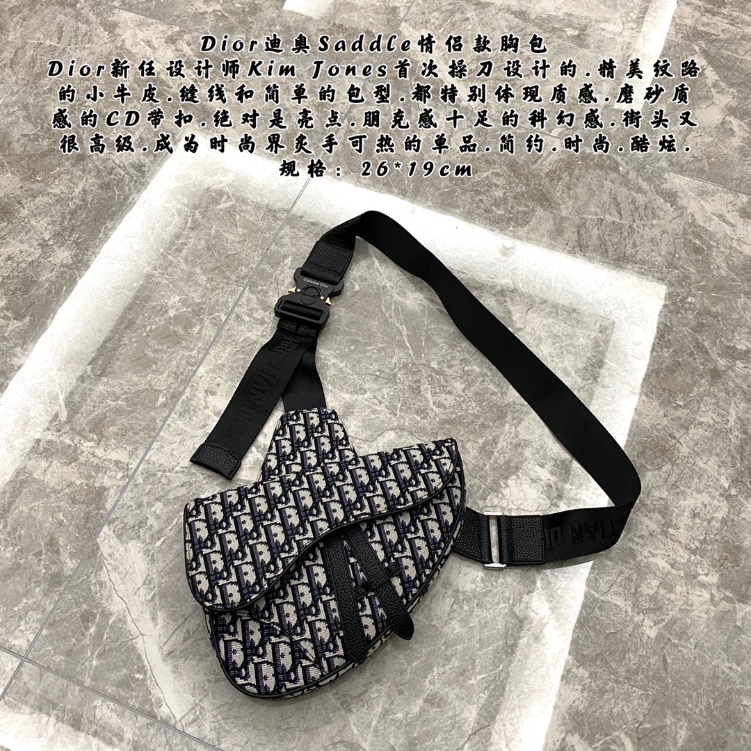 Dior迪奥Saddle情侣款胸包🅿️220 Dior新任设计师Kim Jones首次操刀设计的.精美纹路的小牛皮.缝线和简单的包型.都特别体现质感.磨砂质感的CD带扣.绝对是亮点.朋克感十足的科幻感.街头又很高级.成为时尚界炙手可热的单品.简约.时尚.酷炫. 规格:26*19cm
