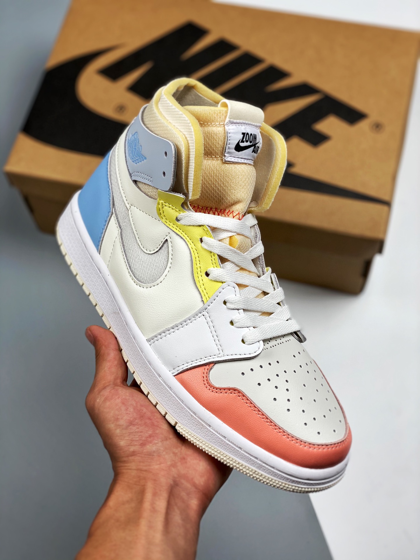 大厂纯原级别 实拍首发💥 Air Jordan 1 Zoom Air CMFT 公司同源3M反光材质精心打造 原楦头原纸板开发 ，版型完美匹配成型 其次缓震科技长足进步 搭载全掌 Zoom Air 气垫 ，脚感方面相比之前的 Air J…