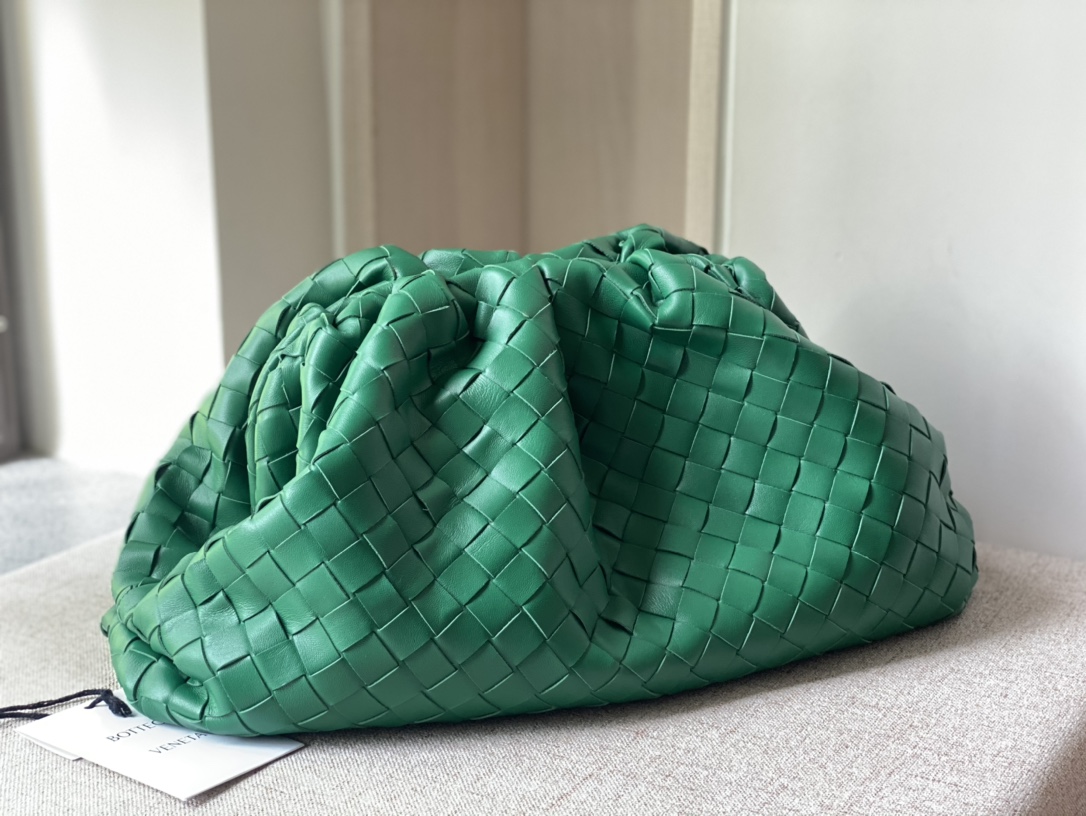 Bottega Veneta British Green B Home 576227 Super Brain Super Brain BV clutch bags counterattack begins with this early autumn THE POUCH series cl