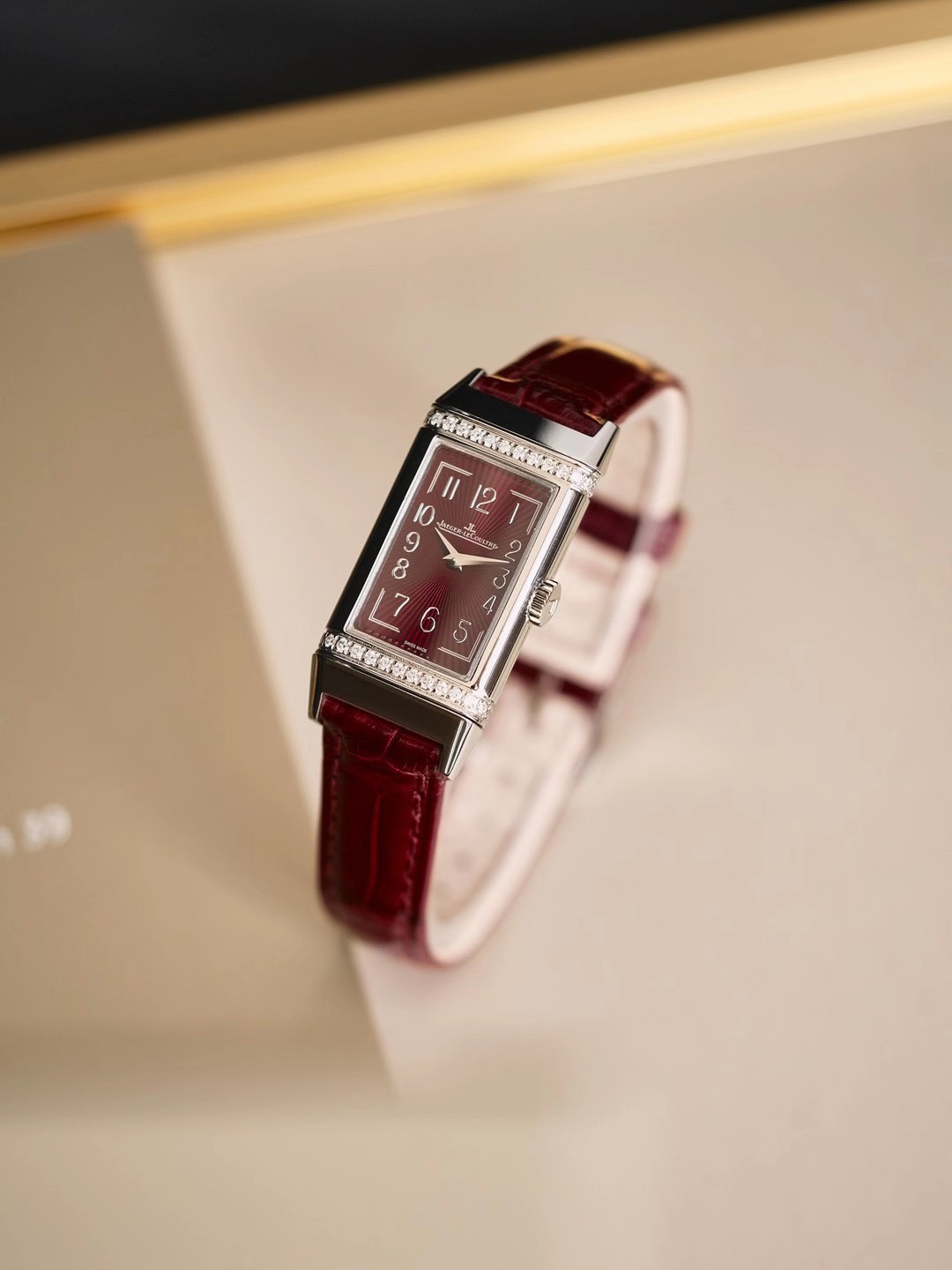 Jaeger-LeCoultre Red Jacket: Classic Rectangular Watch with Bold Design Elements - 图片 3