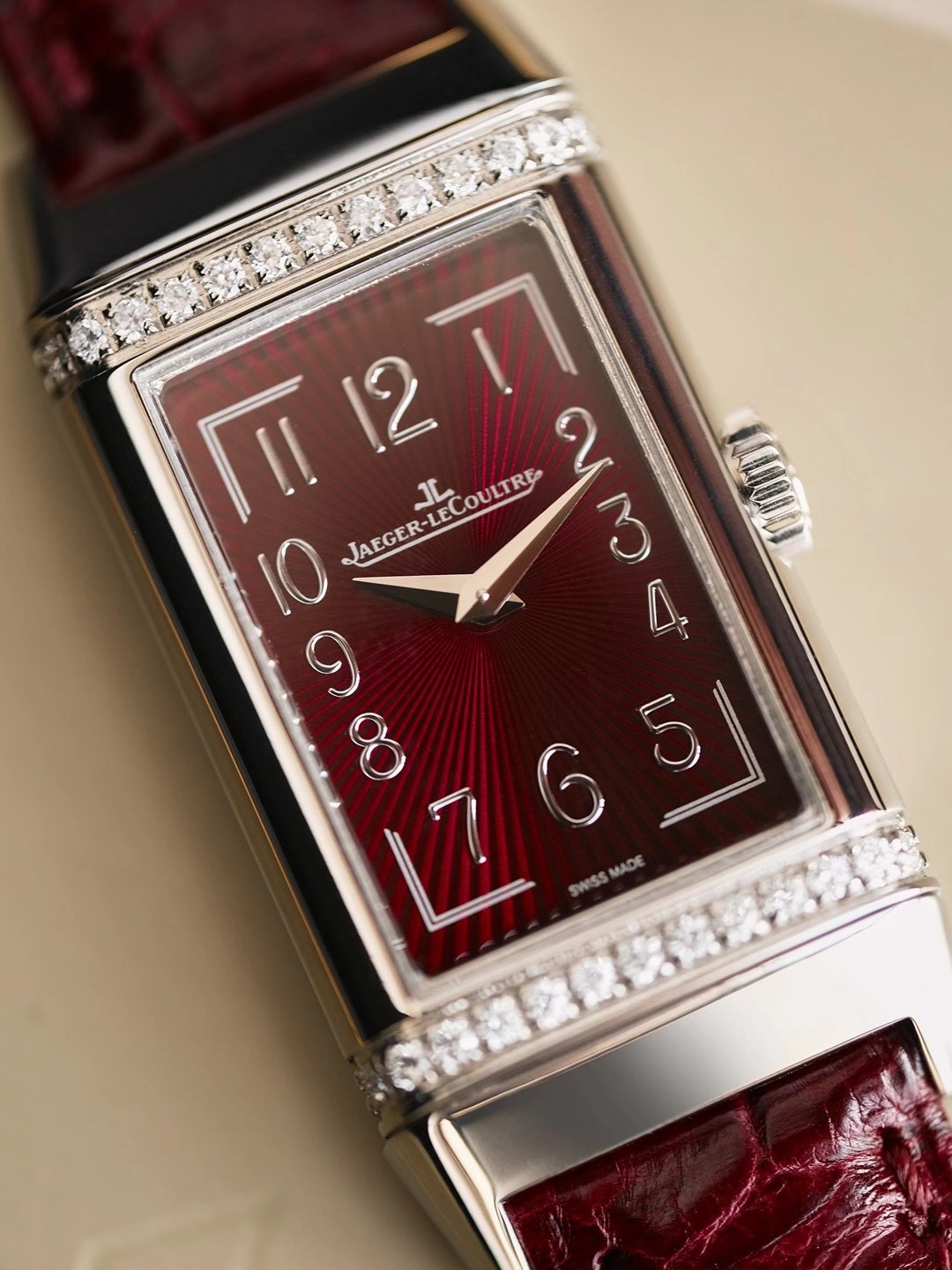 Jaeger-LeCoultre Red Jacket: Classic Rectangular Watch with Bold Design Elements - 图片 4
