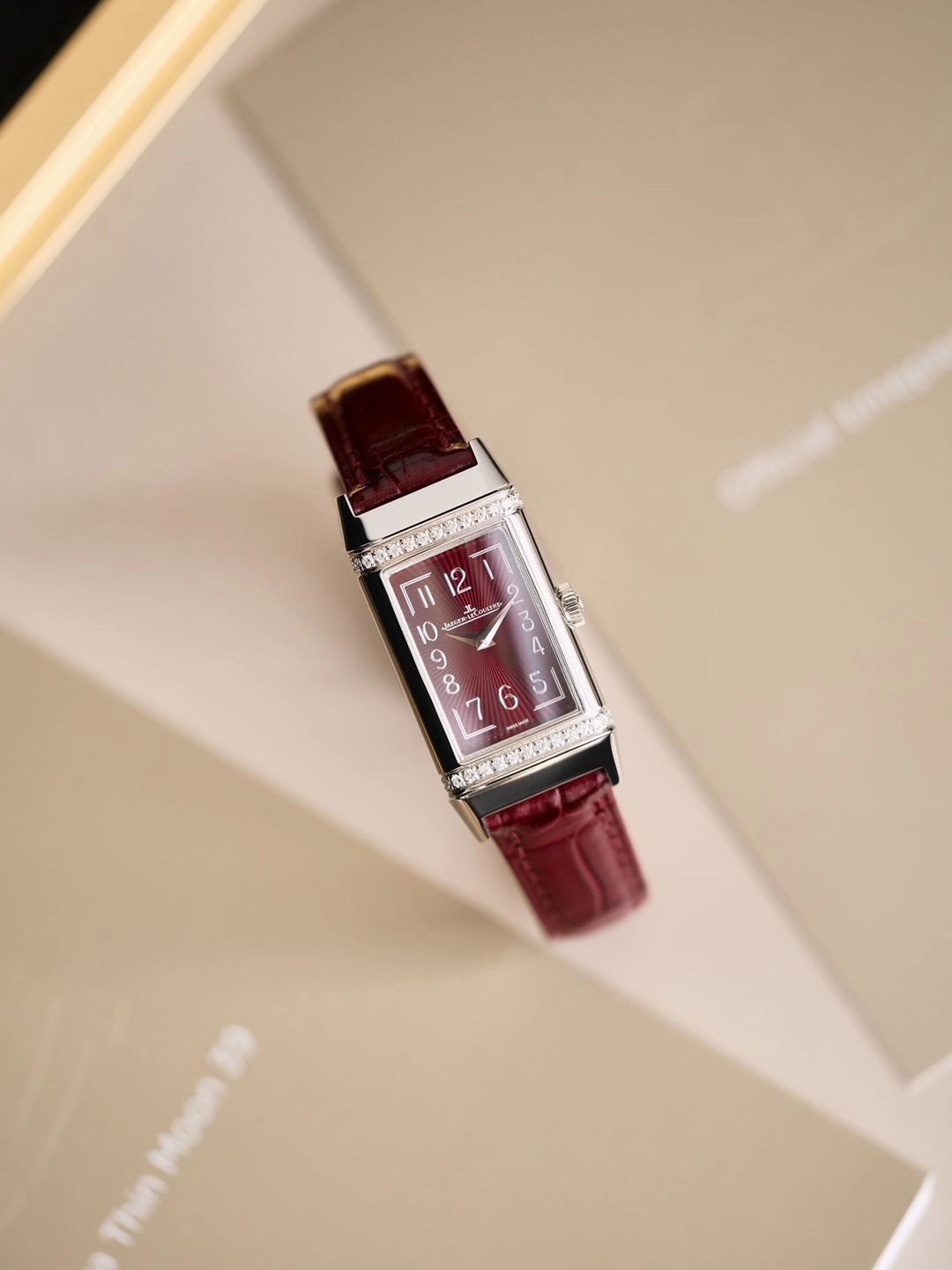 Jaeger-LeCoultre Red Jacket: Classic Rectangular Watch with Bold Design Elements - 图片 2