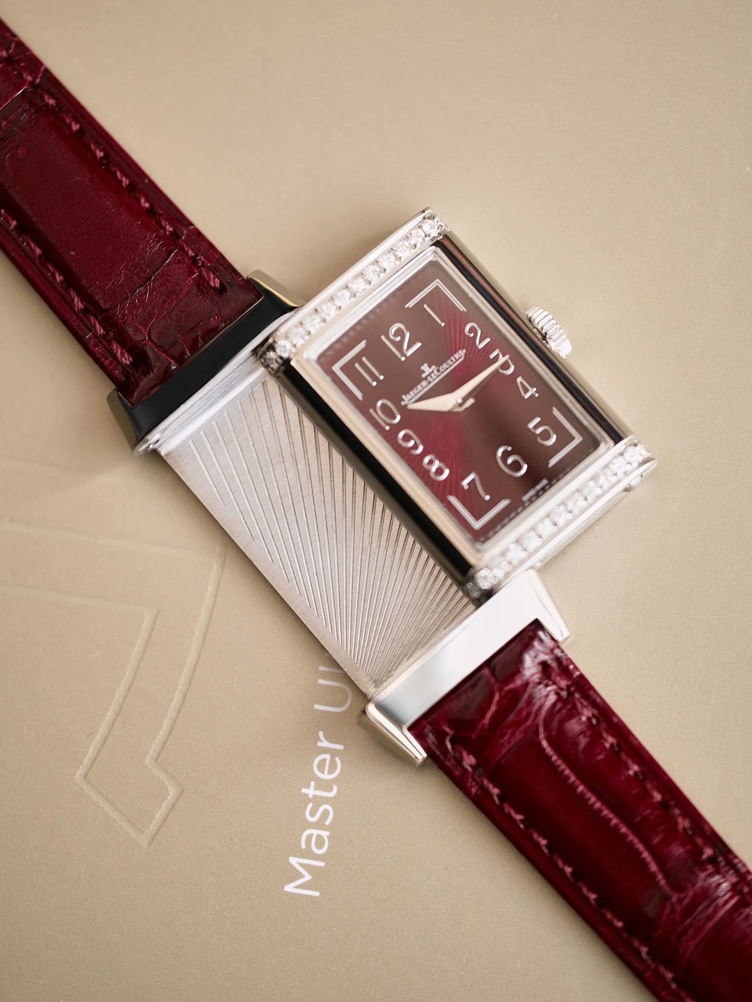 Jaeger-LeCoultre Red Jacket: Classic Rectangular Watch with Bold Design Elements - 图片 5
