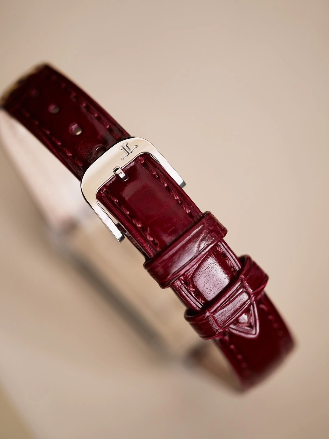 Jaeger-LeCoultre Red Jacket: Classic Rectangular Watch with Bold Design Elements - 图片 7