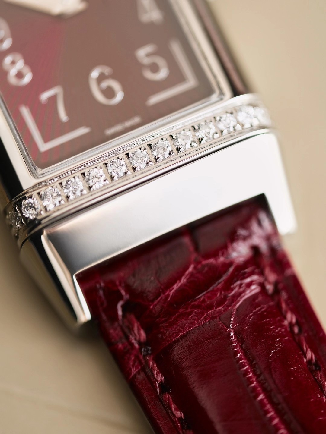 Jaeger-LeCoultre Red Jacket: Classic Rectangular Watch with Bold Design Elements - 图片 6