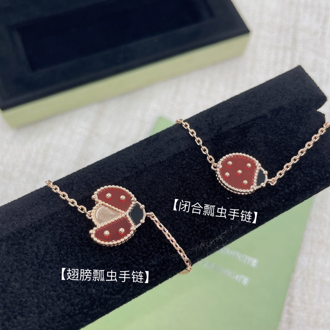 p188【我们出品【纯银精工版】Z 22400，配普盒，原装盒子需另加！两款瓢虫，幸运主题与大自然巧妙融合，打造栩栩如生的vca梵克雅宝Lucky spring系列！象征万物复苏的可爱动物形象！两款手链呈现出不同的美，闭合瓢虫手链上有着折翼栖息，翅膀瓢虫有着振翅飞翔的美态！微透的红玉髓，以及亮泽黑玛瑙与柔美的玫瑰金相结合，实在是让人心动，源源不断的小幸运！且最最重要的是对边珠的完美掌控！因为稍微有一个边珠掌握不好，都会影响整个瓢虫🐞的视觉效果，可以放大看一下我们的边珠掌控，几近乎完美，再到镶嵌的爪位，完完全全做出了Z真金的味道👍🏻欢迎PK市面任意版本之后再下单！