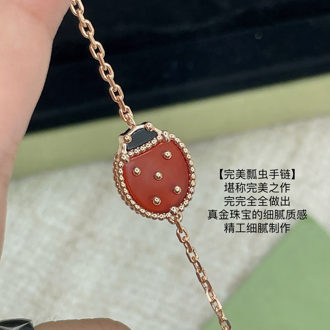 p188【我们出品【纯银精工版】Z 22400，配普盒，原装盒子需另加！两款瓢虫，幸运主题与大自然巧妙融合，打造栩栩如生的vca梵克雅宝Lucky spring系列！象征万物复苏的可爱动物形象！两款手链呈现出不同的美，闭合瓢虫手链上有着折翼栖息，翅膀瓢虫有着振翅飞翔的美态！微透的红玉髓，以及亮泽黑玛瑙与柔美的玫瑰金相结合，实在是让人心动，源源不断的小幸运！且最最重要的是对边珠的完美掌控！因为稍微有一个边珠掌握不好，都会影响整个瓢虫🐞的视觉效果，可以放大看一下我们的边珠掌控，几近乎完美，再到镶嵌的爪位，完完全全做出了Z真金的味道👍🏻欢迎PK市面任意版本之后再下单！
