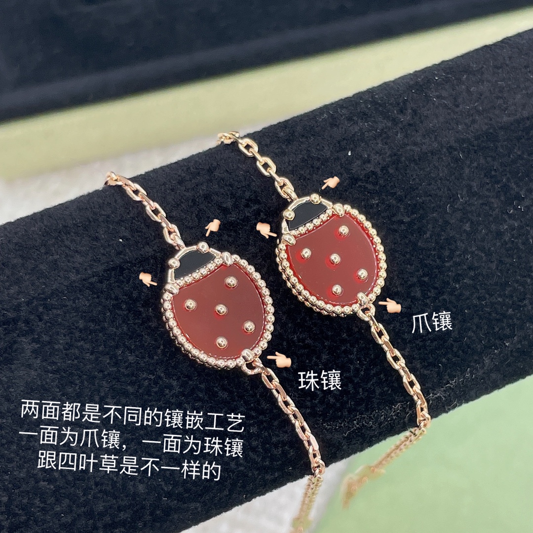 p188【我们出品【纯银精工版】Z 22400，配普盒，原装盒子需另加！两款瓢虫，幸运主题与大自然巧妙融合，打造栩栩如生的vca梵克雅宝Lucky spring系列！象征万物复苏的可爱动物形象！两款手链呈现出不同的美，闭合瓢虫手链上有着折翼栖息，翅膀瓢虫有着振翅飞翔的美态！微透的红玉髓，以及亮泽黑玛瑙与柔美的玫瑰金相结合，实在是让人心动，源源不断的小幸运！且最最重要的是对边珠的完美掌控！因为稍微有一个边珠掌握不好，都会影响整个瓢虫🐞的视觉效果，可以放大看一下我们的边珠掌控，几近乎完美，再到镶嵌的爪位，完完全全做出了Z真金的味道👍🏻欢迎PK市面任意版本之后再下单！
