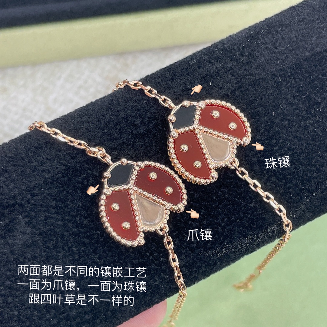 p188【我们出品【纯银精工版】Z 22400，配普盒，原装盒子需另加！两款瓢虫，幸运主题与大自然巧妙融合，打造栩栩如生的vca梵克雅宝Lucky spring系列！象征万物复苏的可爱动物形象！两款手链呈现出不同的美，闭合瓢虫手链上有着折翼栖息，翅膀瓢虫有着振翅飞翔的美态！微透的红玉髓，以及亮泽黑玛瑙与柔美的玫瑰金相结合，实在是让人心动，源源不断的小幸运！且最最重要的是对边珠的完美掌控！因为稍微有一个边珠掌握不好，都会影响整个瓢虫🐞的视觉效果，可以放大看一下我们的边珠掌控，几近乎完美，再到镶嵌的爪位，完完全全做出了Z真金的味道👍🏻欢迎PK市面任意版本之后再下单！