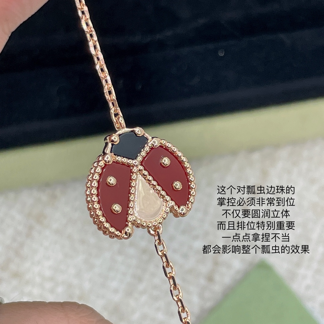 p188【我们出品【纯银精工版】Z 22400，配普盒，原装盒子需另加！两款瓢虫，幸运主题与大自然巧妙融合，打造栩栩如生的vca梵克雅宝Lucky spring系列！象征万物复苏的可爱动物形象！两款手链呈现出不同的美，闭合瓢虫手链上有着折翼栖息，翅膀瓢虫有着振翅飞翔的美态！微透的红玉髓，以及亮泽黑玛瑙与柔美的玫瑰金相结合，实在是让人心动，源源不断的小幸运！且最最重要的是对边珠的完美掌控！因为稍微有一个边珠掌握不好，都会影响整个瓢虫🐞的视觉效果，可以放大看一下我们的边珠掌控，几近乎完美，再到镶嵌的爪位，完完全全做出了Z真金的味道👍🏻欢迎PK市面任意版本之后再下单！