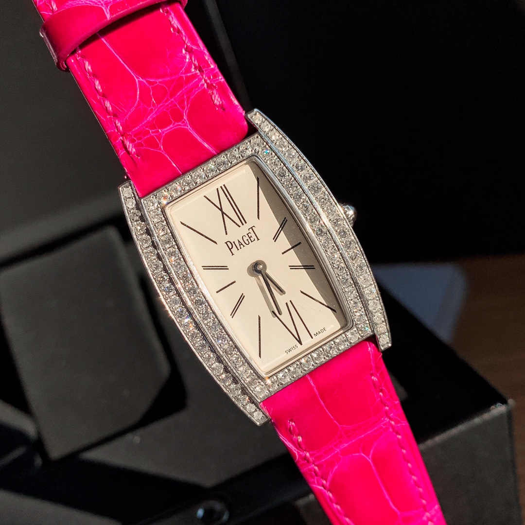 NO:157045,The famous Earl Quartz women's model, one of the top ten famous watches, model GOA39191, diameter ~ 27mm, the barrel-shaped dial shape will look more unique and high-end than the disc dial!  Double rows of externally sets vs real diamonds, the buckle is also set with 13 round diamonds (about 0.1 carats) customized model. Sapphire mirror, high-definition details, Swiss quartz movement!  With a custom American crocodile leather satin strap, three colors optional synchronization counter, complete packaging!  ,piaget,crocodile skin19860909批狠货来袭 大名鼎鼎的伯爵石英女款,十大名表之一,型号GOA39191,直径～27mm,酒桶形的表盘形状相对比圆盘表盘会显得更加独一无二的高级感！外镶双排vs真钻 表扣还镶有13颗圆形美钻(约0.1克拉)定制款.蓝宝石镜面 高清细节,瑞士石英机芯！配定制美洲鳄鱼皮送织缎表带三色可选同步专柜, 配全套包装！,,piaget,crocodile skin,Watch