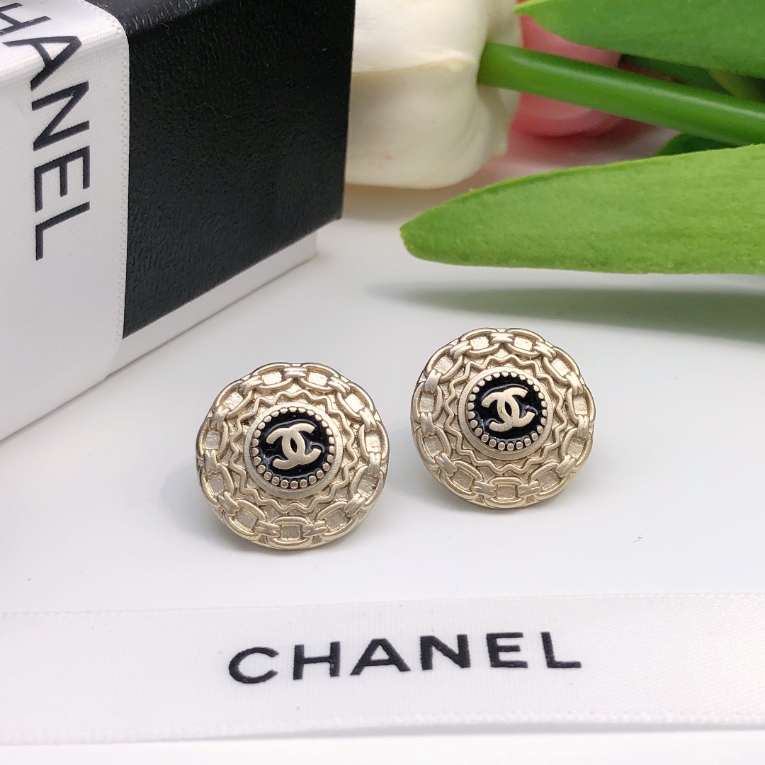 I0 CHANEL 原单新品 小香双c圆形纽扣耳钉 高端品质，专柜1:1开模，专柜原版同黄铜材质高级925银针防过敏处理，CNC工艺，细节无可挑剔，百搭不挑脸型，时尚自信且不张扬，使其魅力爆灯。女神必备款