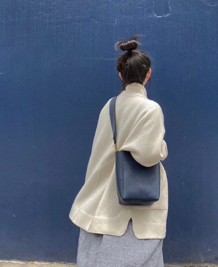 Celine For self-retention, even the small size has a large capacity and is not bound by compartments. The most important thing is that it is very