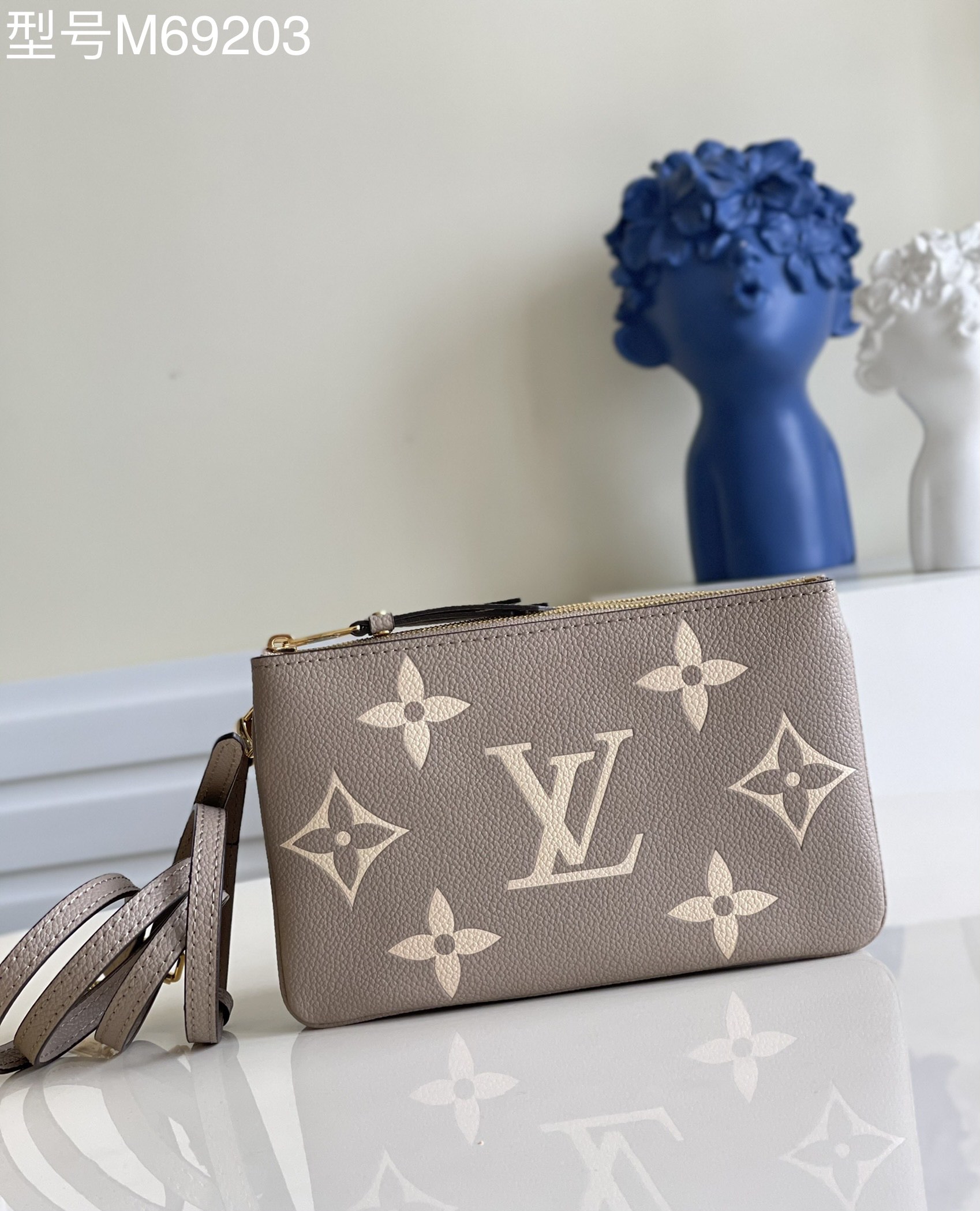 NO:397117,[Exclusive real photo of M69203 embossed apricot silk screen] This Double Zip Pochette chain bag uses deep tones as Monogram Empreinte soft-grain cowhide embossed classic Monogram pattern. Zipper bag and medium patch pocket are properly kept, and the chain can be detached to enable the shoulder and hand to switch. Size 20 x 12.5 x 3 cm A.,LV [original leather],louis vuitton,cowhide19860909【独家实拍M69203压花杏色丝印】本款 Double Zip Pochette 链条包以深沉色调为 Monogram Empreinte 软粒面牛皮压印经典 Monogram 图案.拉链袋和中贴袋妥善保管物品,可拆卸链条实现肩背、手拿随心切换.尺寸20 x 12.5 x 3 厘米 A.,LV【原厂皮】,louis vuitton,cowhide,Bag