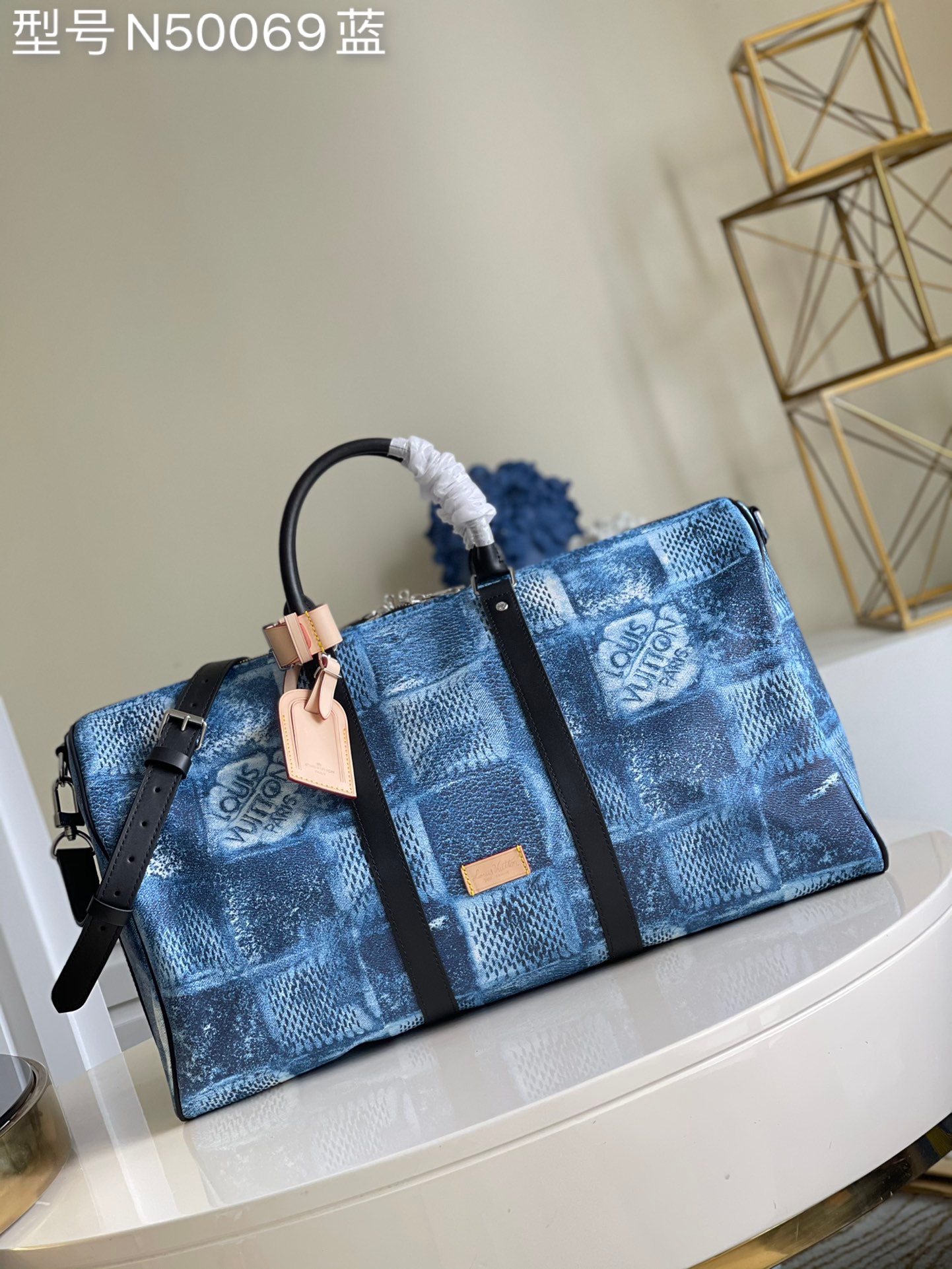 NO:397145,【Exclusive N50069 Blue】 KEEPALL BANDOULIRE 50 Travel Bag This Keepall BANDOULIRE Travel Bag is made of Damier Salt canvas, which uses the anti-denim process used in the ready-to-wear series to process classic coated canvas, large plaid denim pattern made of silk-print printing and dyeing travel bags, giving large plaid rough texture. The abundant capacity is worthy of its name, suitable for weekend vacations or short trips. Detailed features 50 x 29 x 23 cm s.870, LV [original leather], louis vuitton19860909【独家实N50069蓝】 KEEPALL BANDOULIRE 50 旅行袋本款 Keepall BANDOULIRE 旅行袋取材 Damier Salt 帆布,采用成衣系列中用于丹宁布的做旧工艺处理经典涂层帆布,大格子牛仔布纹做旧丝印印染旅行袋,赋予大号格纹粗粝质感.充裕容量不负其名,适合周末度假或短途旅行.详细特征50 x 29 x 23 厘米 s.870,LV【原厂皮】,louis vuitton,Bag