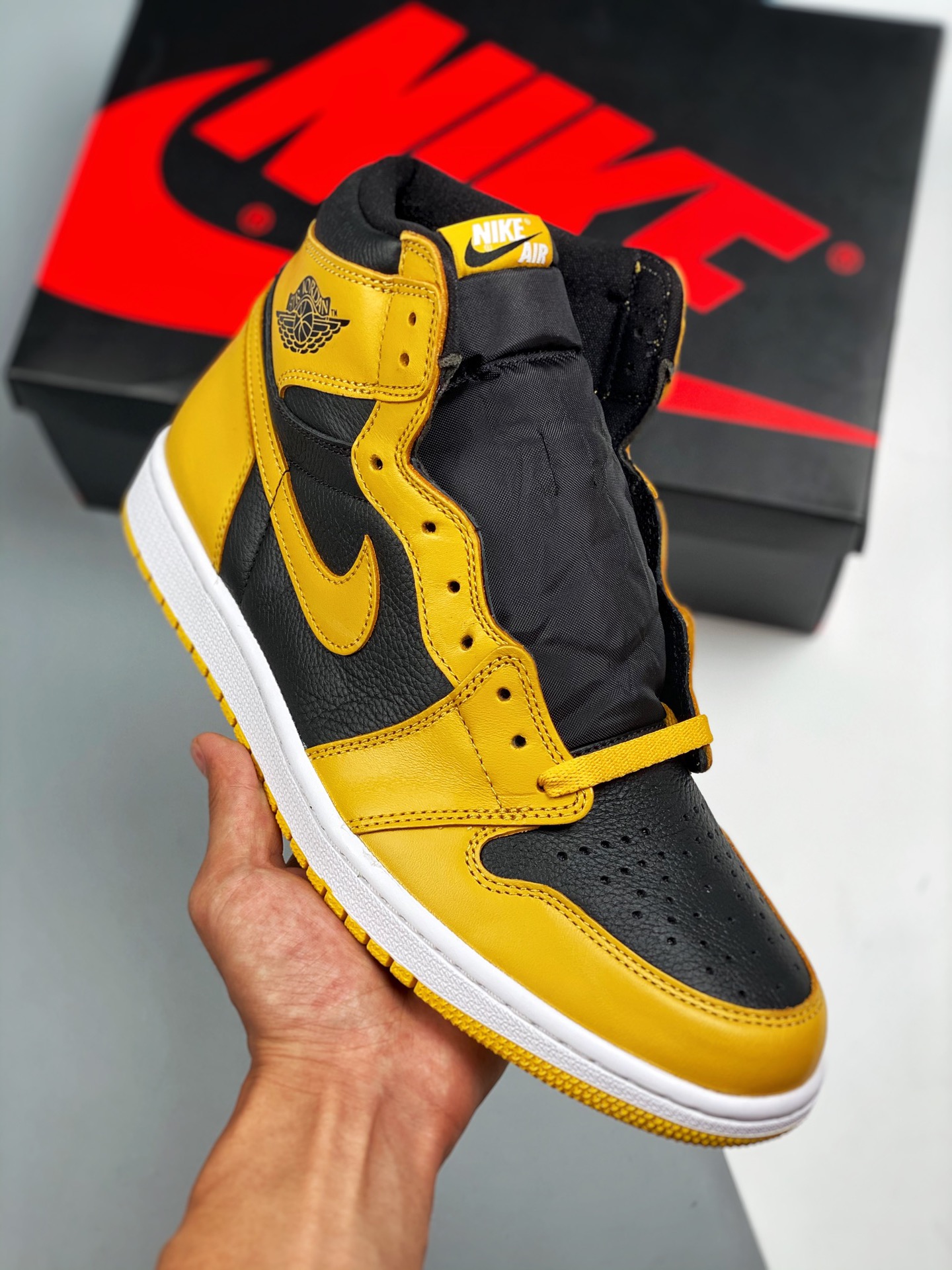 Air Jordan 1 High OG“Pollen” 纯原生产线 黑黄 出货实拍 #采购原厂皮料 所有细节支持正品对比 #正确彩虹大底 全掌可视Zoom气垫 #织唛、飞翼 均有3M反光效果 全新配色鞋面以白色和浅灰色为主调，延续经典的…