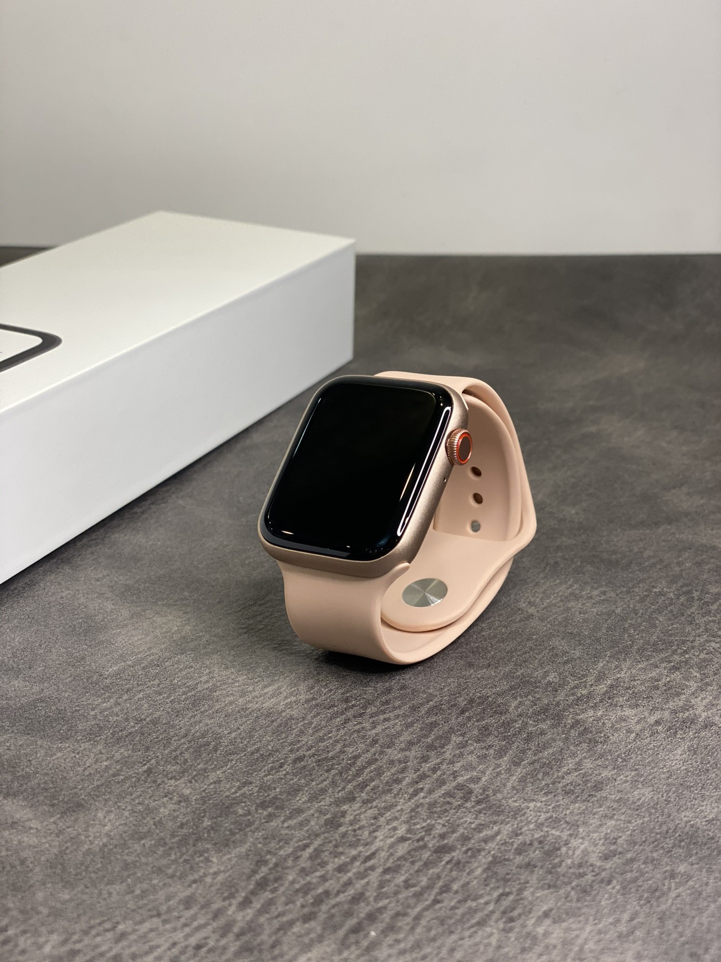 本地放💰160 利润自己加
苹果iWatch6+ 智能手表 ln高配版
全网独家开模 市面最逼近原装的智能手表
全新UI系统升级 支持自定义壁纸 主题‼️
带支付宝支付功能 支持定位查找手表!
独立开发app 多款主题持续更新 免费提供下载!
升级IPS全面屏 屏占比达95% 接近原装!
IP6级别防水 表带跟正品通用 可自由更换!
可打电话 支持血压心率心电血氧体温睡眠监测,支持久坐提醒、信息通知、抬手亮屏等
系统支持多国语言 可供外贸出口!
配件清单# 表盘+硅胶表带+说明书+磁吸充电线
售后保修三个月 外观不磨损 屏幕保护膜不撕开可退换!