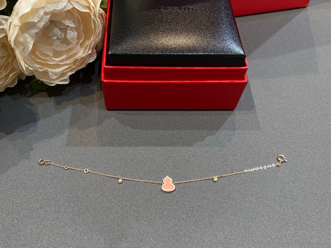 NO:632376,New model, Qeeli* wulu series, limited edition pink protein gourd necklace and bracelet, clean and refreshing pink, will it inspire your girly heart again? Pink is romantic love, the small gourd absorbs good luck, which means great luck in love!  The gourd is surrounded by a circle of broken diamonds, paired with a rose gold chain, and embellished with 2 small diamonds. Tenderness, tranquility, and agility are not enough to describe it. Specifications bracelet 14-15.5-17cm; necklace 38.5-41.5 short clavicle chain, pendant 2.5cm; unit price bracelet 88230,,necklace,bracelet,Cardia high-end jewelry19860909新款,Qeeli* wulu系列,限量粉红蛋白葫芦项链手链,干净清爽的粉,是不是又激发了你的少女心粉色是浪漫的恋爱,小葫芦吸收好运,寓意恋爱运爆棚哦！葫芦围着一圈碎钻,搭配玫瑰金色链子,还点缀2颗小钻,温柔、恬静、灵动都不足以形容 规格手链14-15.5-17cm；项链38.5-41.5短款锁骨链,吊坠2.5cm； 单价手链 88230,,necklace,bracelet,卡迪亚高端饰品,Jewelry