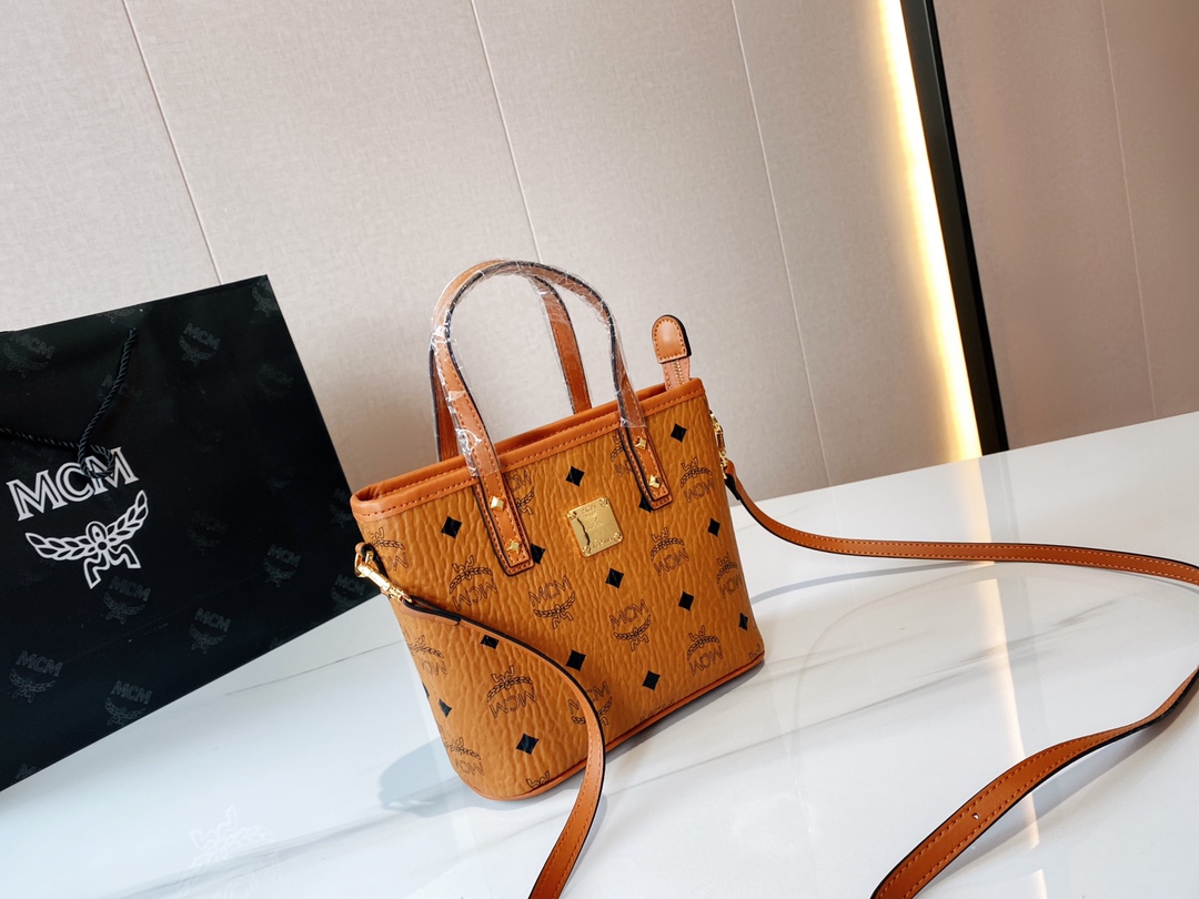 mini购物袋 高品质 原版五金 每个五金都是有logo哦太好看啦 可以手提肩背斜挎 特别实用 大家都在追捧的一个款式出门一个它就搞定啦 你最吸引眼球时尚大牌 原版五金logo 喜欢的妹纸抓紧啦 大容量 特别实用 尺寸：19*17